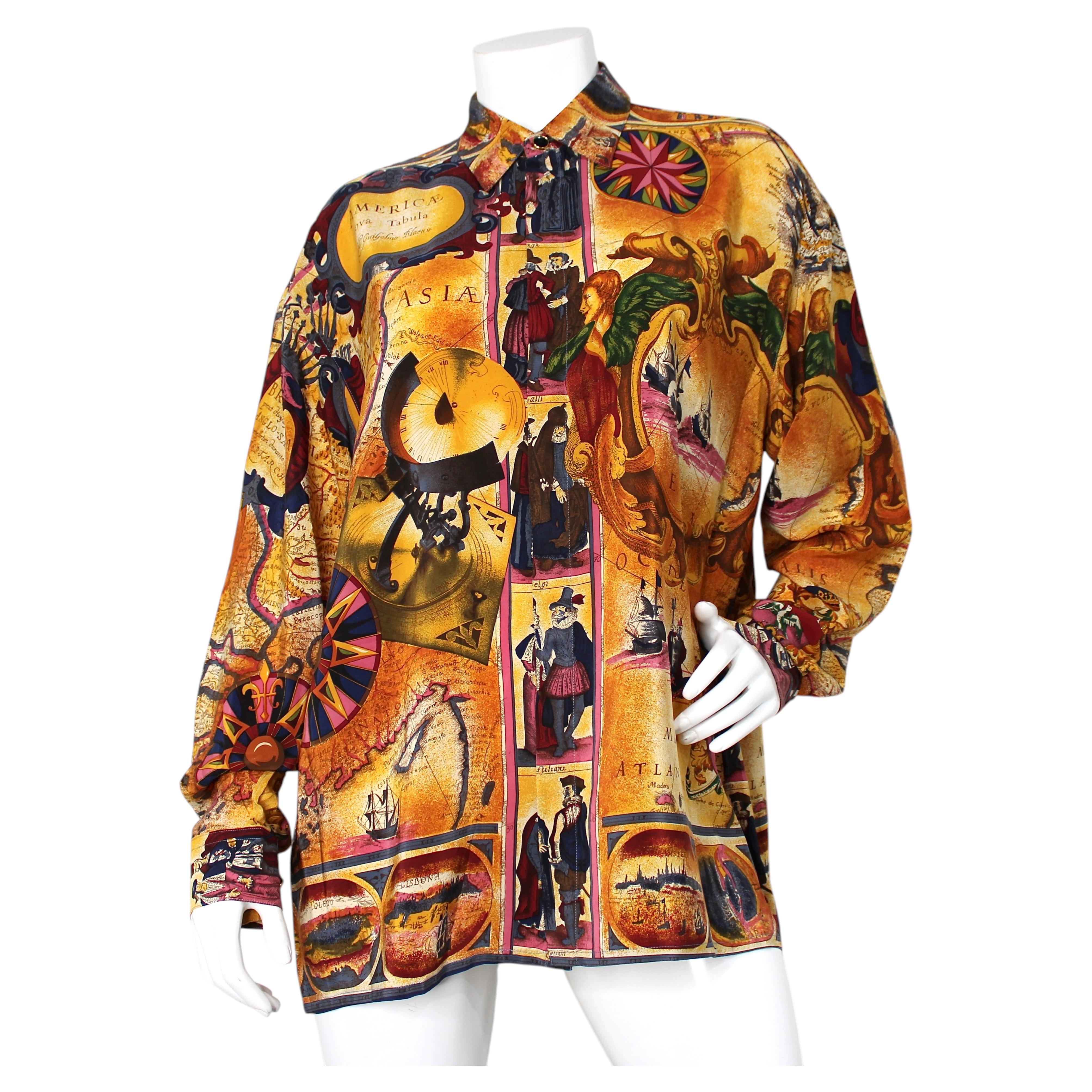 Camisa de seda estampada con un mapa de Europa de Gianni Versace, con botones, de alrededor de los años 90 en venta