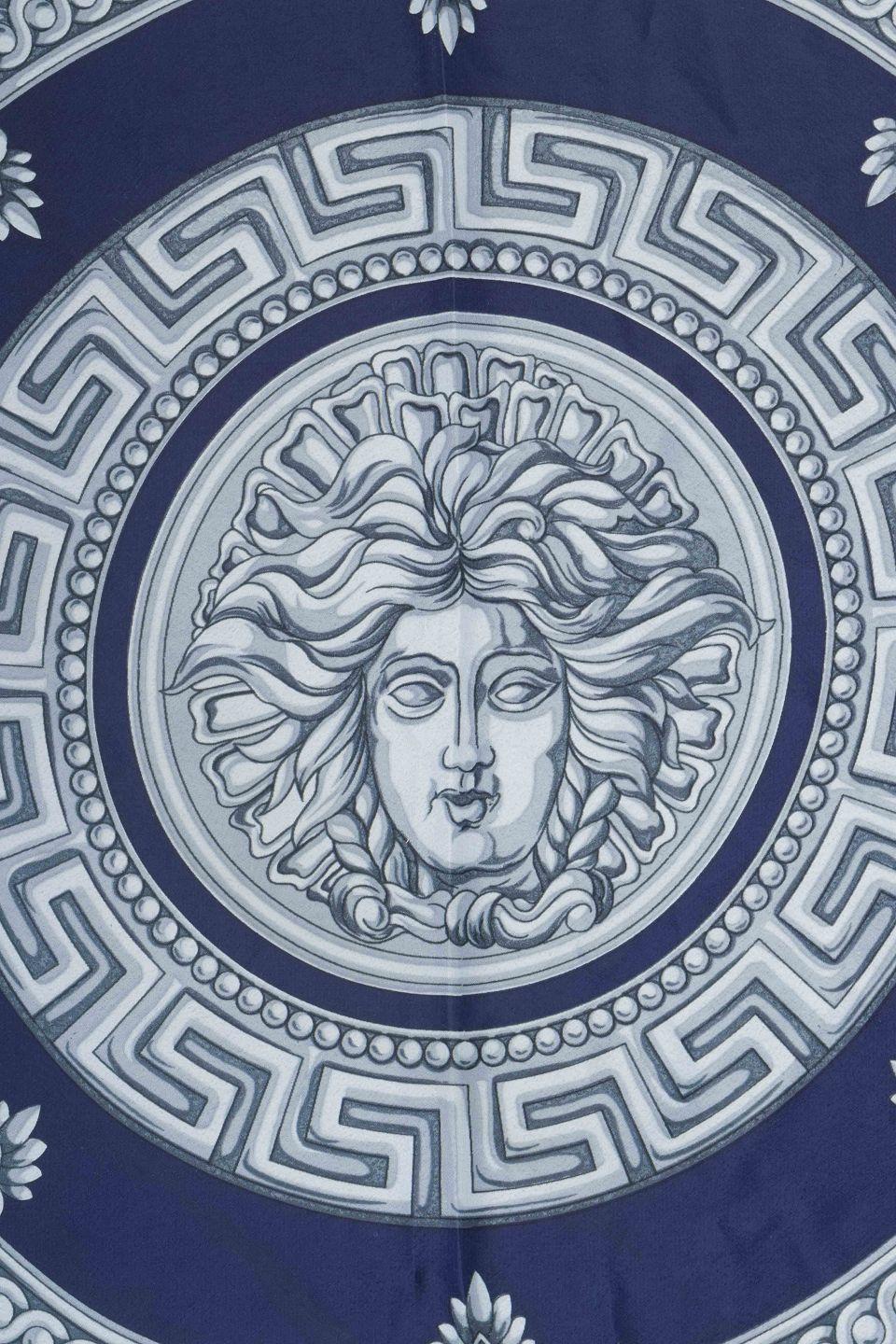 Gianni Versace. Esclusivo foulard in pura seta di colore blu intenso con il motivo della Medusa. In condizioni ottime in vendita a bronshoj, DK