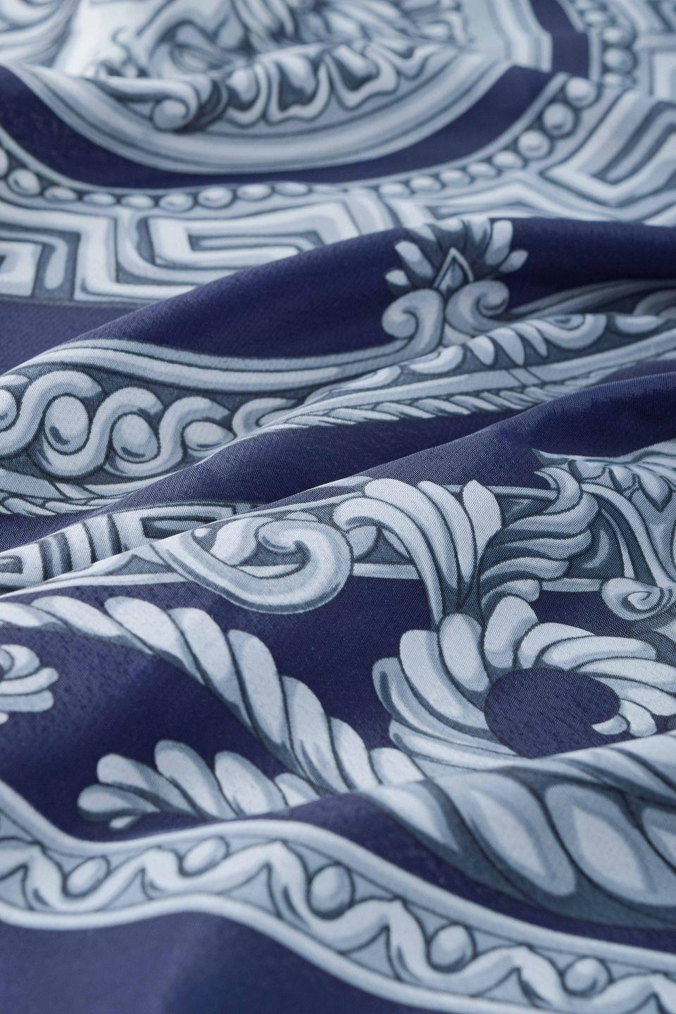 Donna Gianni Versace. Esclusivo foulard in pura seta di colore blu intenso con il motivo della Medusa. in vendita