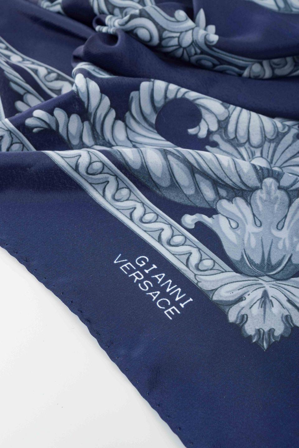 Gianni Versace. Esclusivo foulard in pura seta di colore blu intenso con il motivo della Medusa. in vendita 1