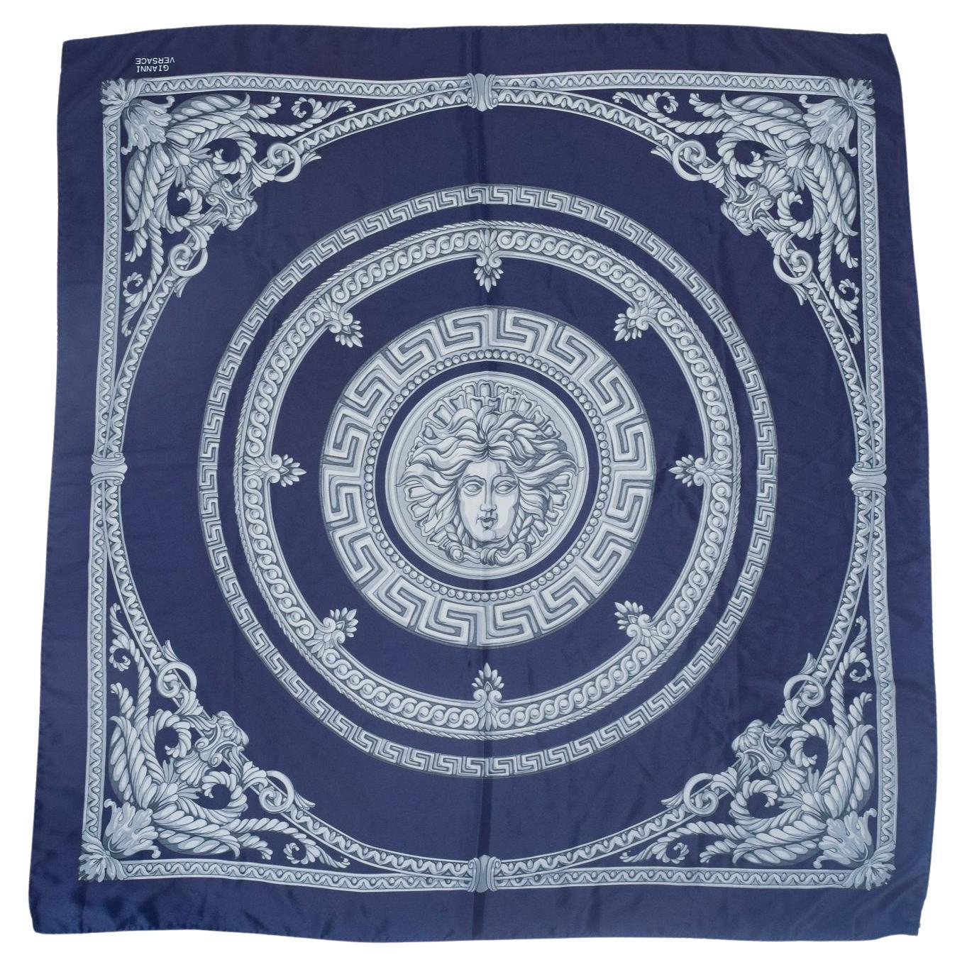 Gianni Versace. Esclusivo foulard in pura seta di colore blu intenso con il motivo della Medusa. in vendita