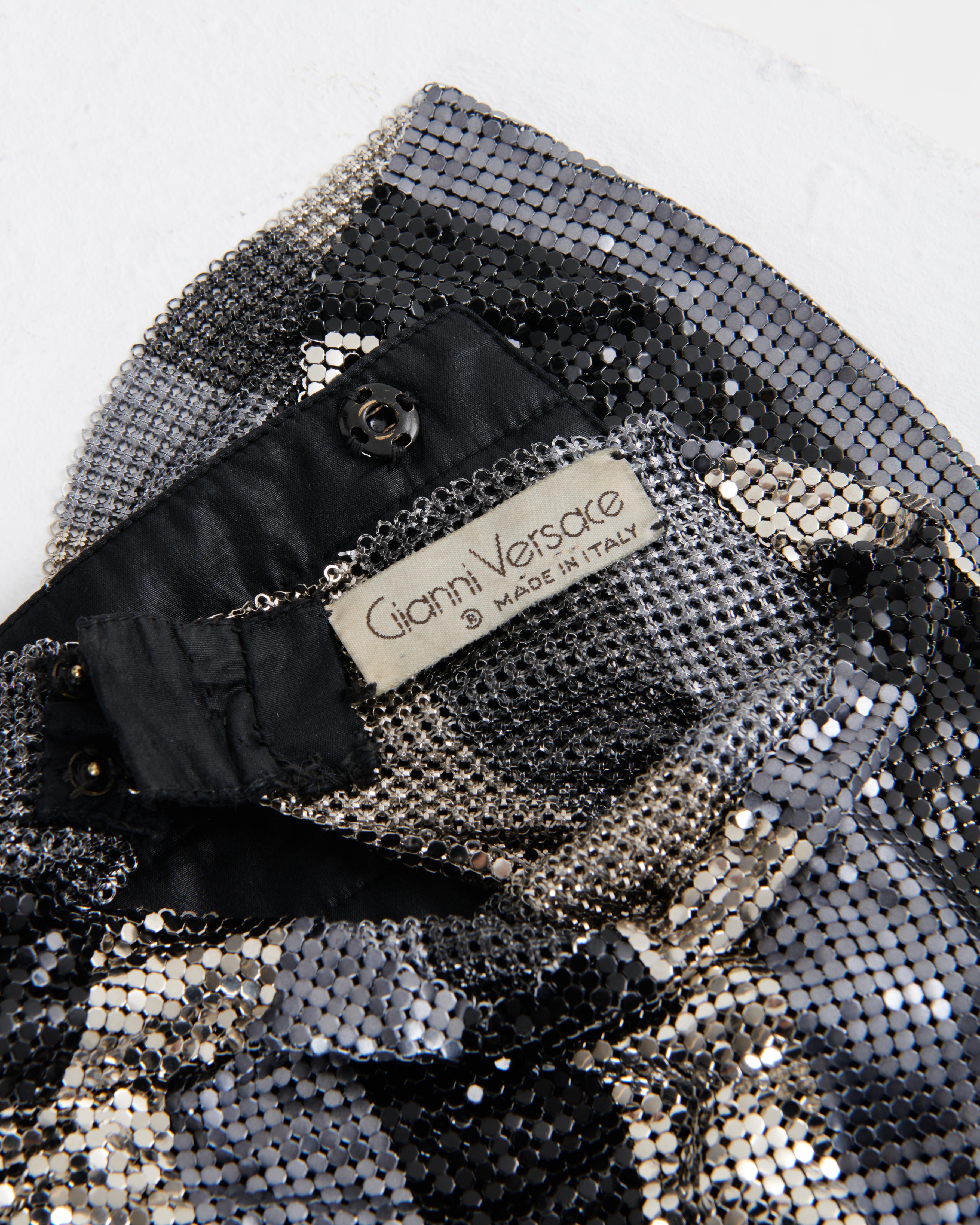Gianni Versace H/W 1983 Schwarz Gold & Silber Oroton Kettenhemd-Haltertop im Angebot 3