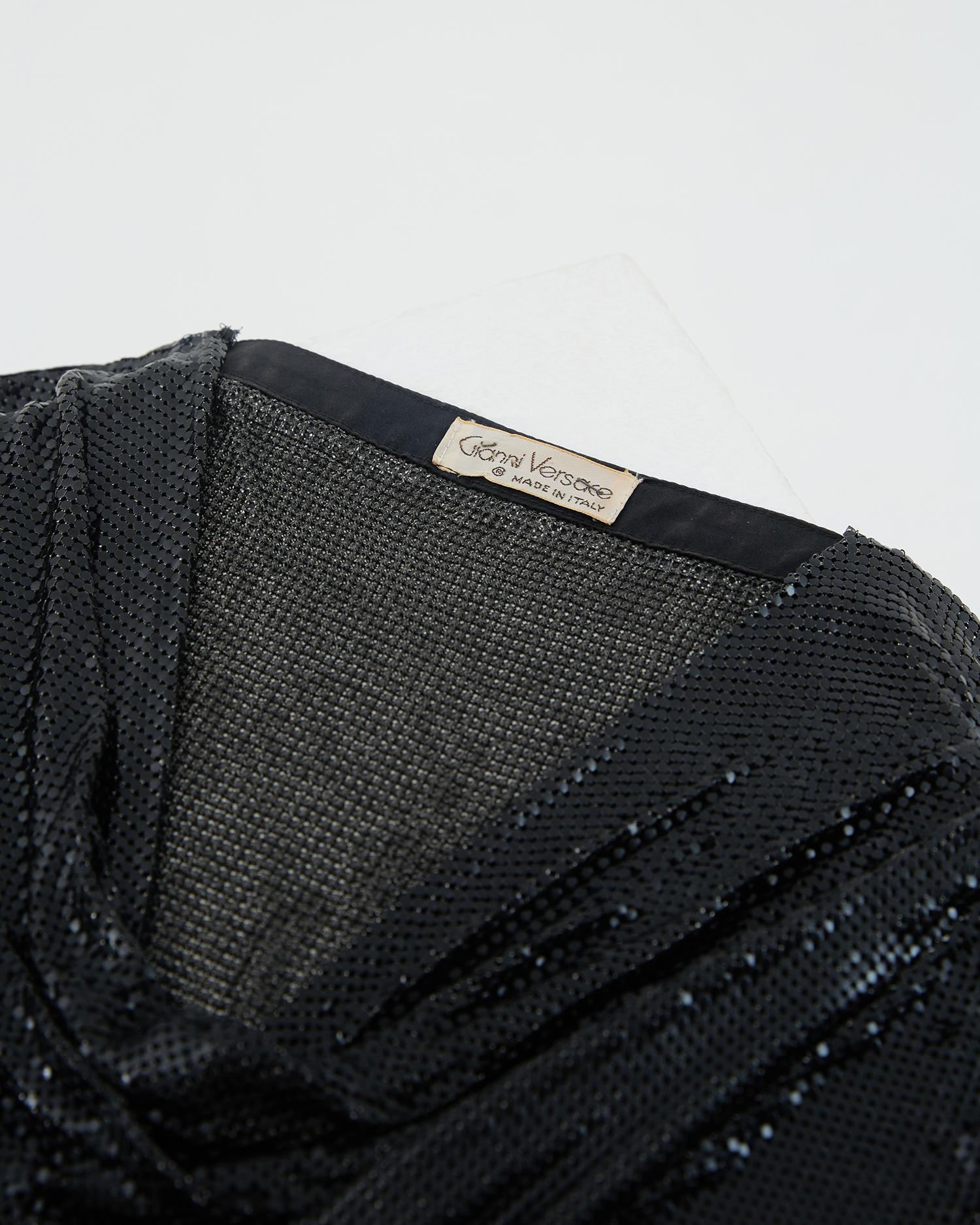 Gianni Versace F/W 1983 Ensemble top et jupe en cotte de mailles Oroton noir en vente 9