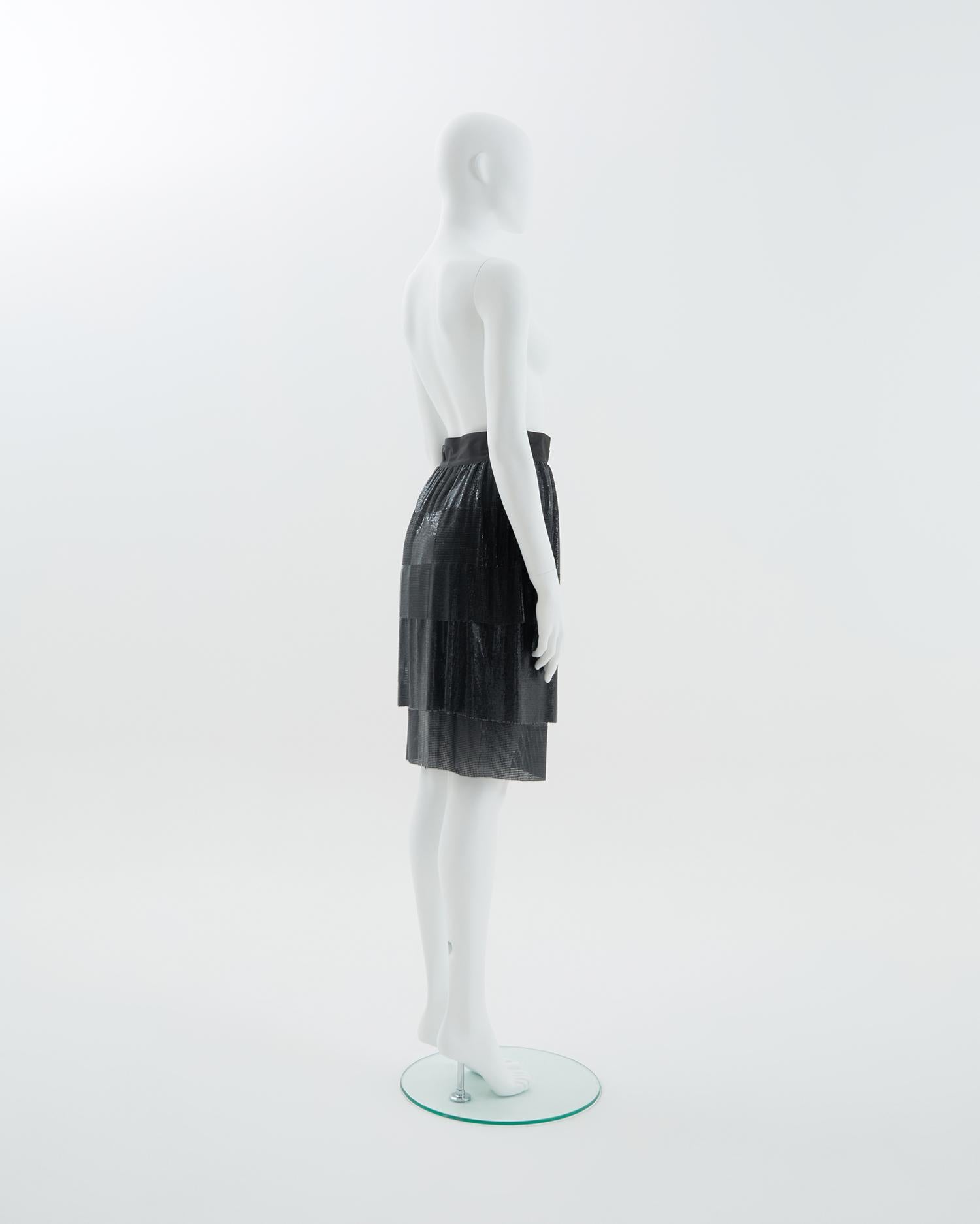 Gianni Versace F/W 1983 Ensemble top et jupe en cotte de mailles Oroton noir en vente 1