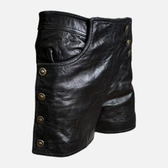Mini-short en cuir noir avec bouton Méduse de Gianni Versace, collection automne-hiver 1992