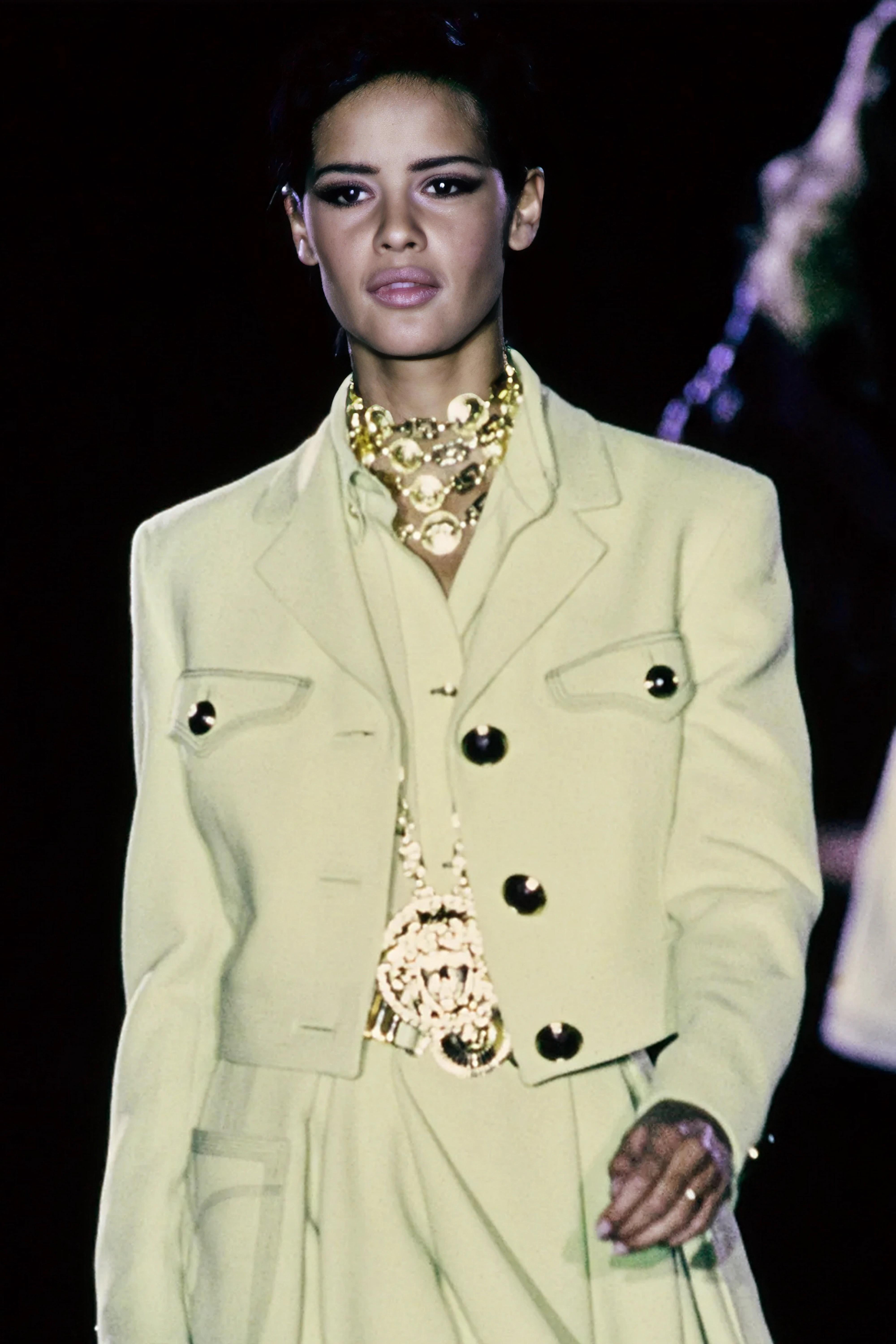 Este lujoso collar Versace presenta un atrevido diseño de varias capas con los icónicos medallones de Medusa y acentos de llave griega, ambos distintivos de la opulenta estética de la marca. Fabricada en metal dorado, esta pieza irradia