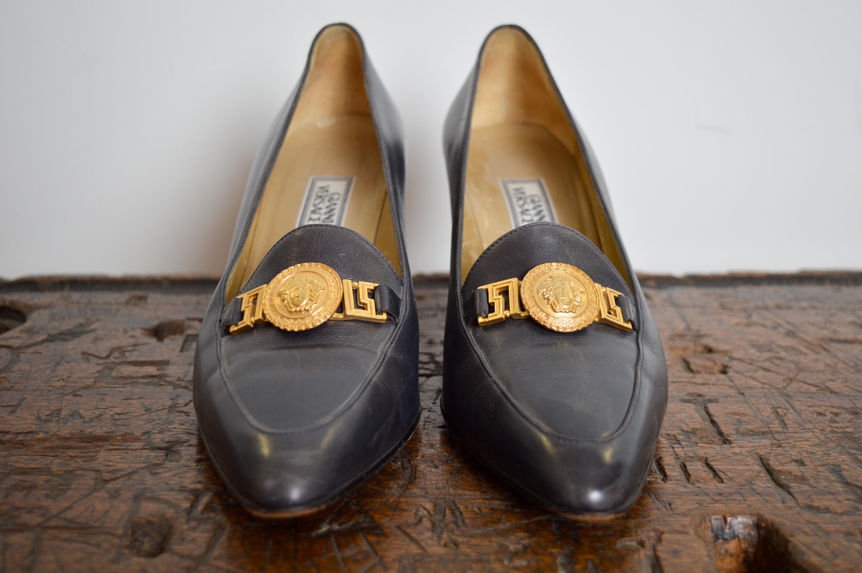 Gianni Versace Pasarela Otoño/Invierno 1994 Medusa detallada Zapatos de tacón alto.
 
Características:
FABRICADO EN ITALIA
Herraje Medusa Dorado
Oro pálido Interior forrado de piel 
Suelas de cuero originales 
Negro Gris Color exterior
U.K. Talla 6