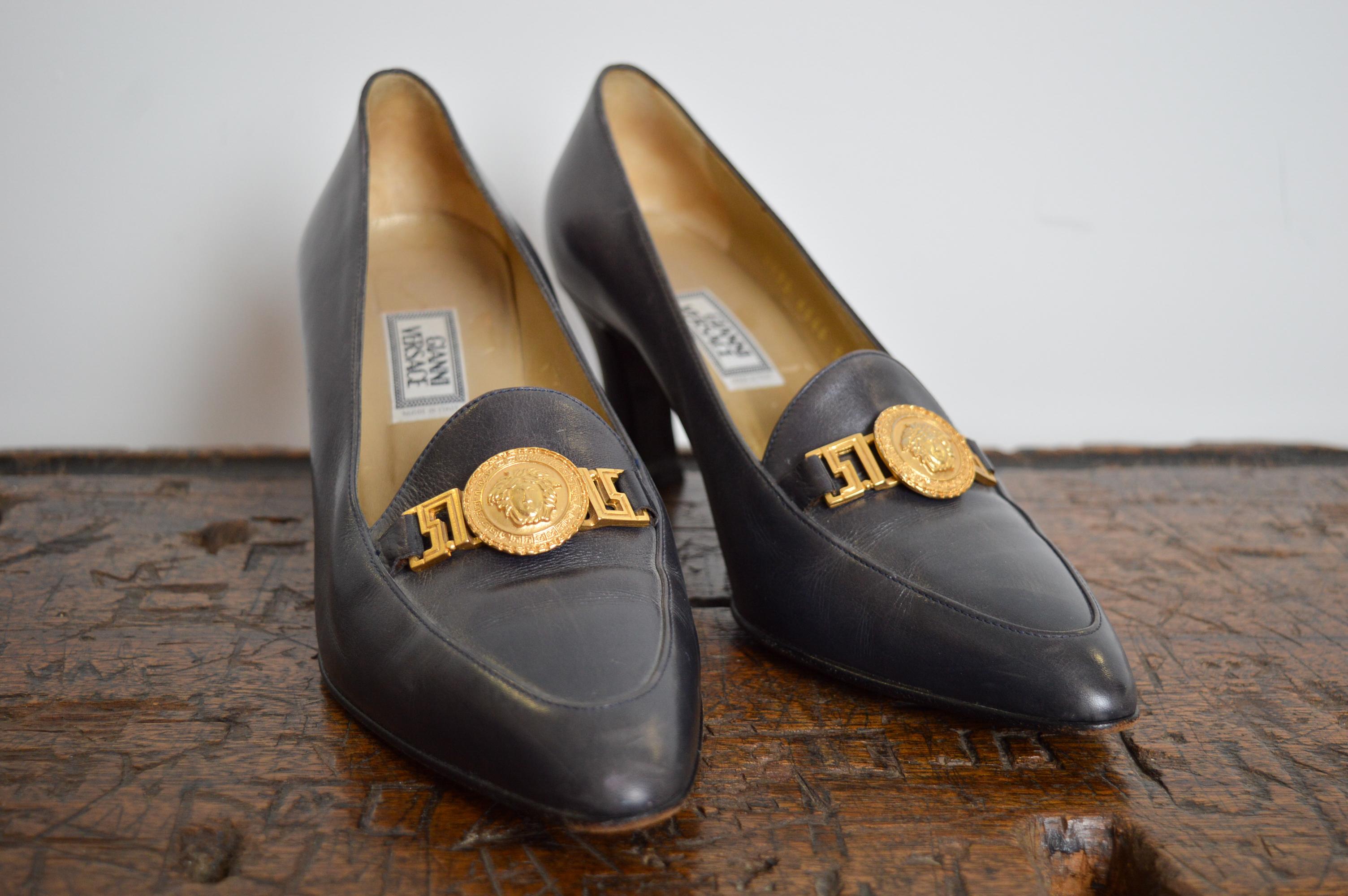 Gianni Versace F/W 1994 Pasarela Medusa Zapatos de tacón - Piel Detalle dorado Zapatos Negro en venta