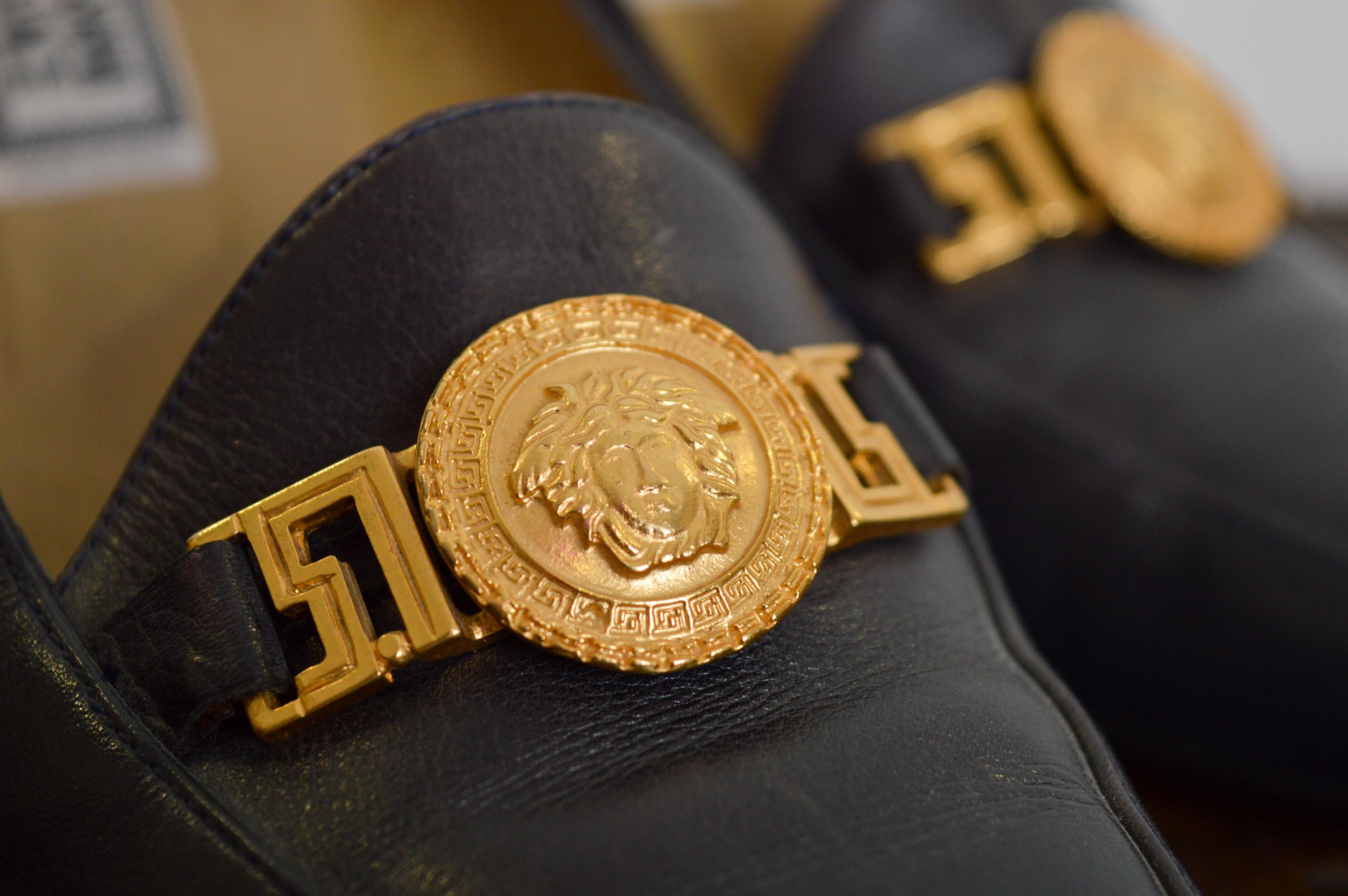 Gianni Versace F/W 1994 Pasarela Medusa Zapatos de tacón - Piel Detalle dorado Zapatos en Bueno estado para la venta en Sheffield, GB