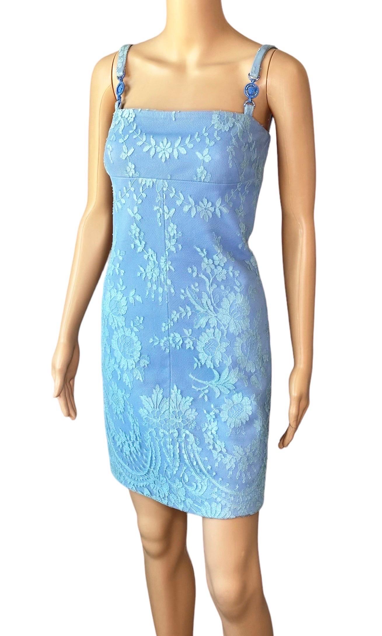Gianni Versace F/W 1996 Vintage Floral Lace and Leather Blue Mini Dress IT 38

Blue Gianni Versace leather mini dress with lace overlaying the leather featuring embellished medusa straps, square neck and concealed zip closure at back. Please note