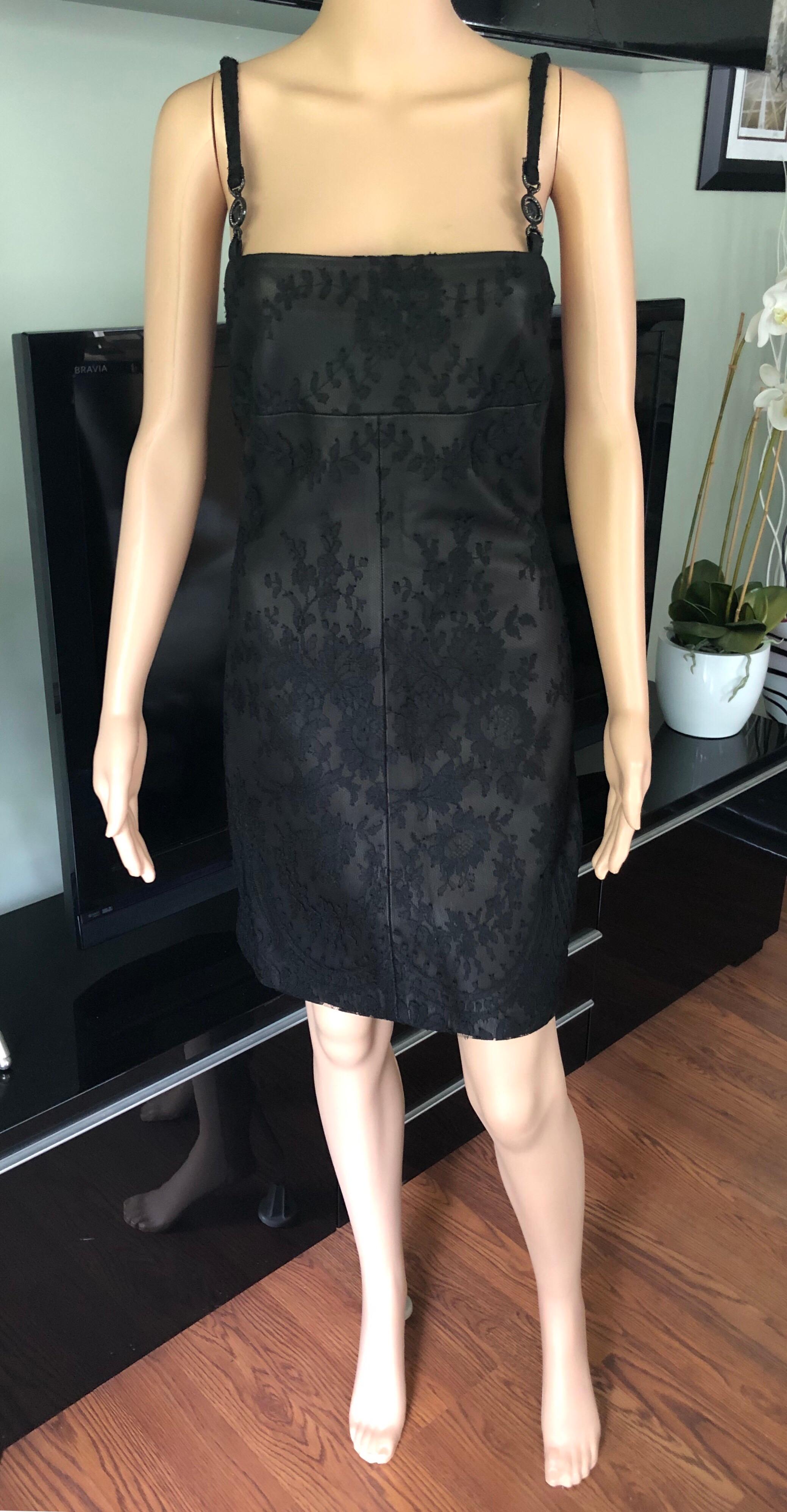 Gianni Versace F/W 1996 Vintage Lace and Leather Mini Dress IT 40

Black Gianni Versace leather mini dress with lace overlaying the leather featuring embellished medusa straps, square neck and concealed zip closure at back.