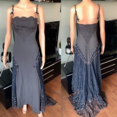 Gianni Versace, sfilata P/E 1997, abito da sera grigio con pannelli in pizzo trasparente