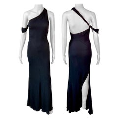 Robe de soirée noire en soie à une épaule et à fente haute, issue du défilé Gianni Versace automne-hiver 2002