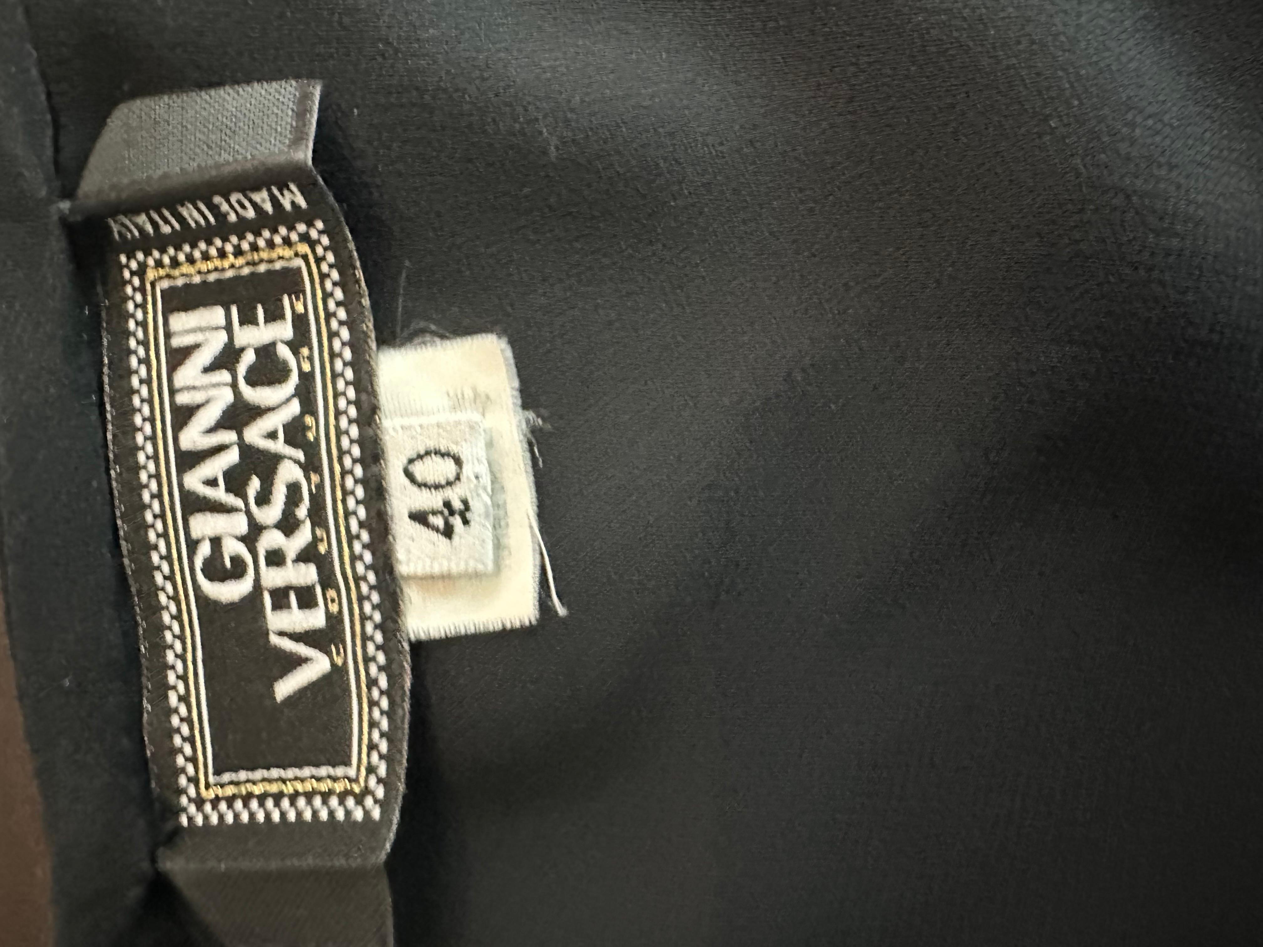 Gianni Versace H/W 2002 Laufsteg Ein-Schulter-Minikleid aus schwarzer Seide mit hohem Schlitz und hohem Schlitz im Angebot 9