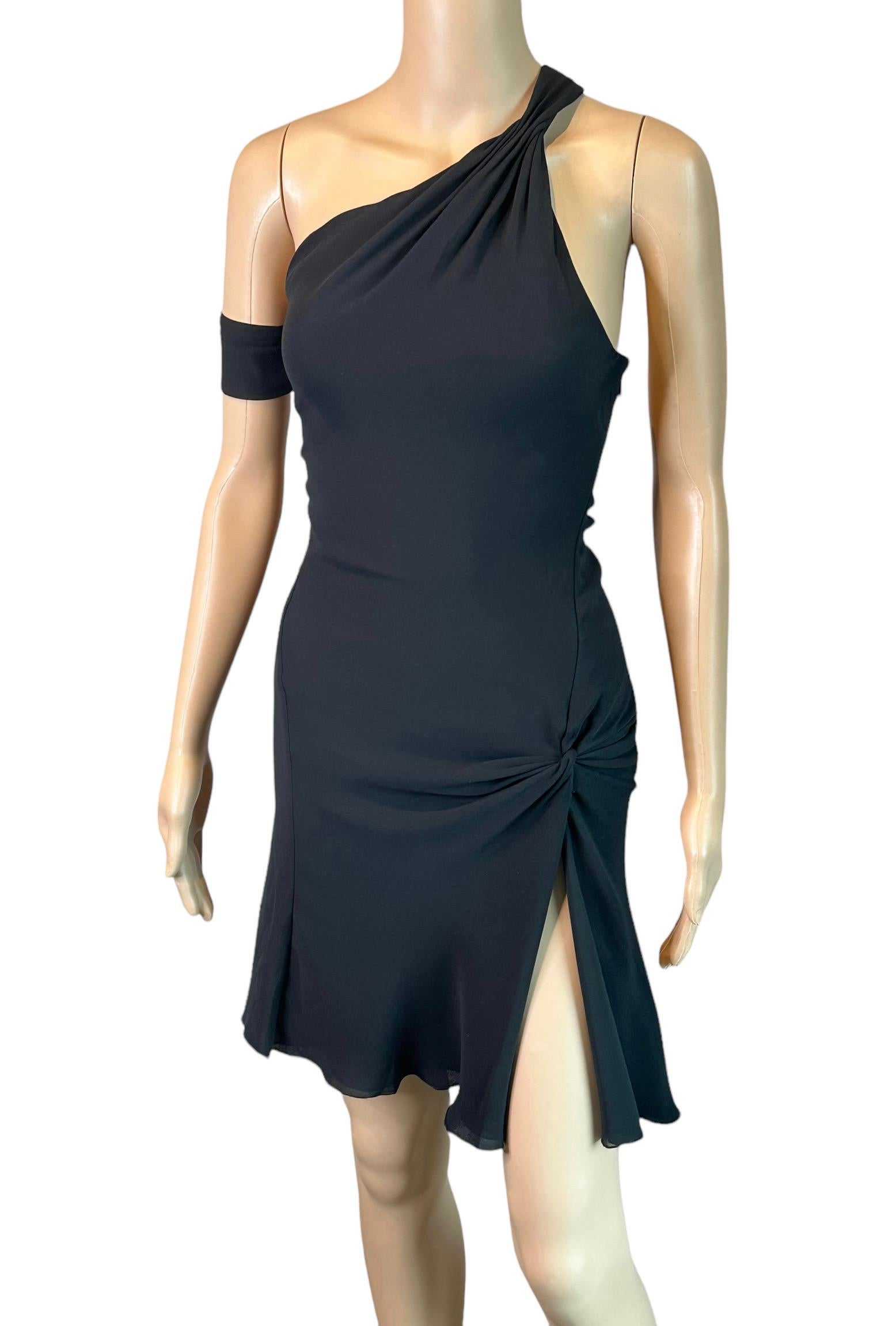 Gianni Versace F/W 2002 Laufsteg Ein-Schulter-Kleid mit hohem Schlitz aus schwarzer Seide Mini-Kleid IT 40

Look 42 aus der Fall 2002 Collection'S (in neongelber Farbe)

FOLGEN SIE UNS AUF INSTAGRAM @OPULENTADDICT