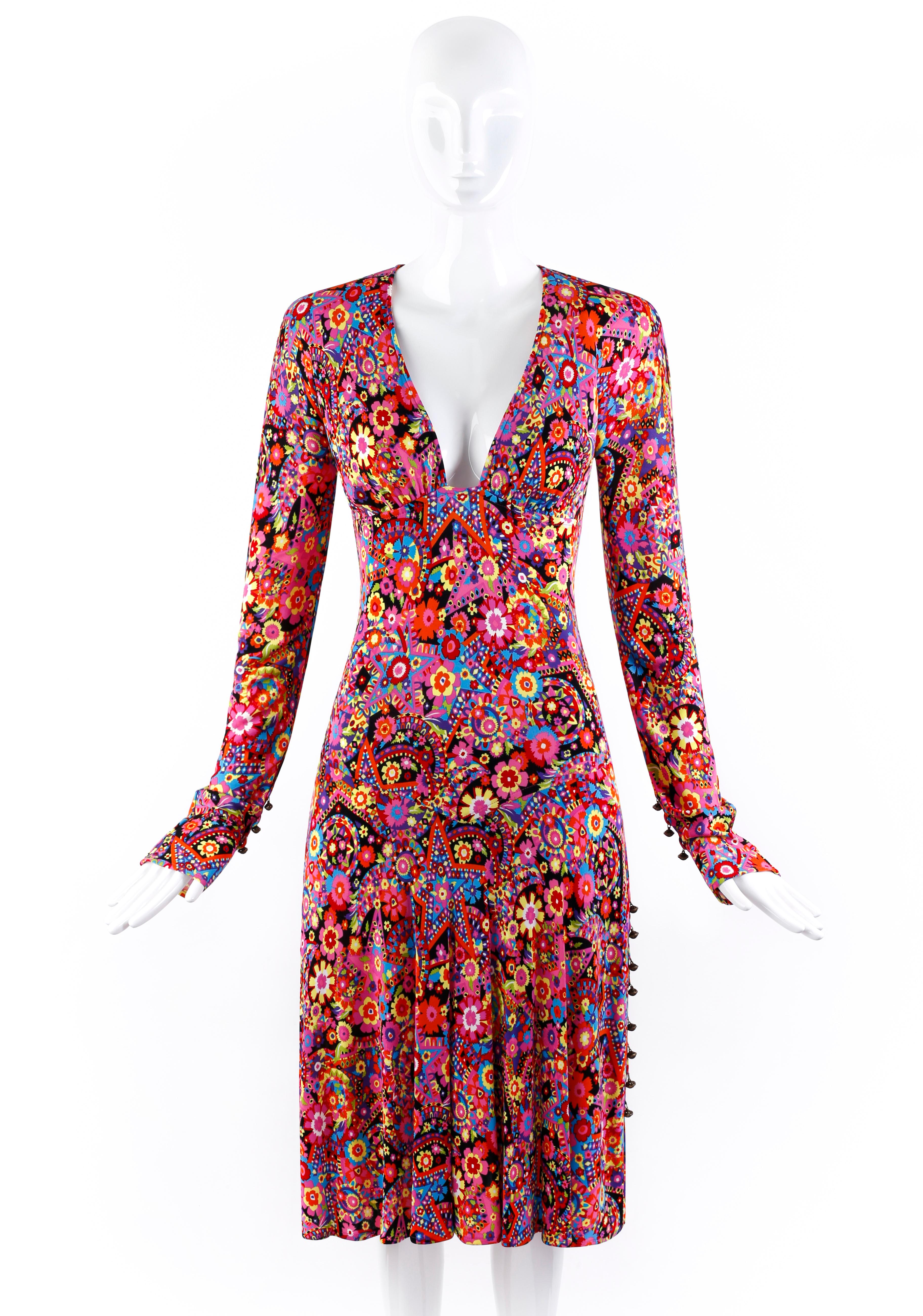 Entworfen von Donatella Versace für die Herbst/Winter-Kollektion 2002. Dieses Kleidungsstück des Labels Gianni Versace Couture zeigt ein mehrfarbiges, psychedelisches Blumen- und Sternenmuster, das in den Modestrecken der Saison zu sehen war. Tief