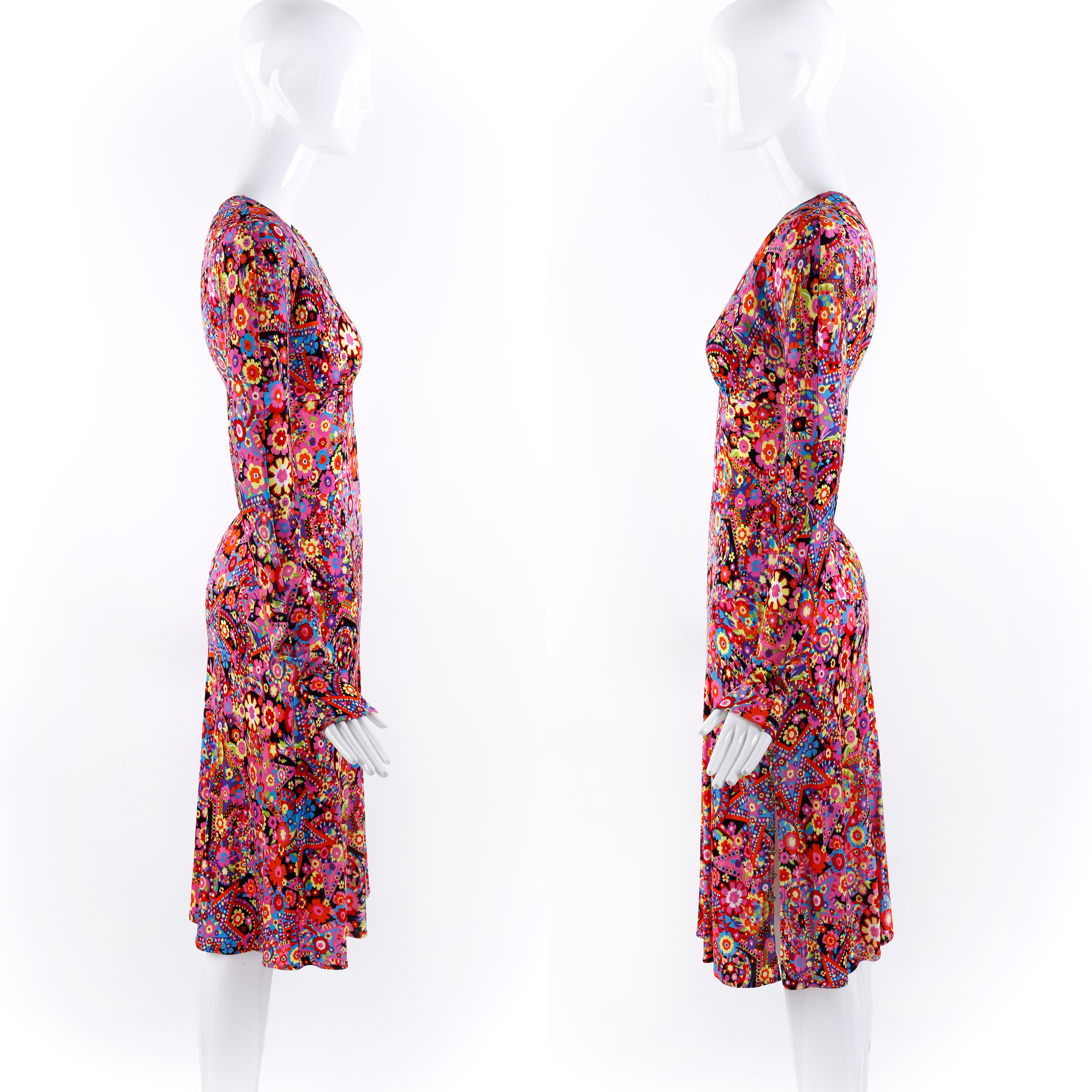 Gianni Versace H/W 2002 Ausgestelltes Kleid mit tiefem Ausschnitt und ausgestelltem Sternblumenmuster im Angebot 1