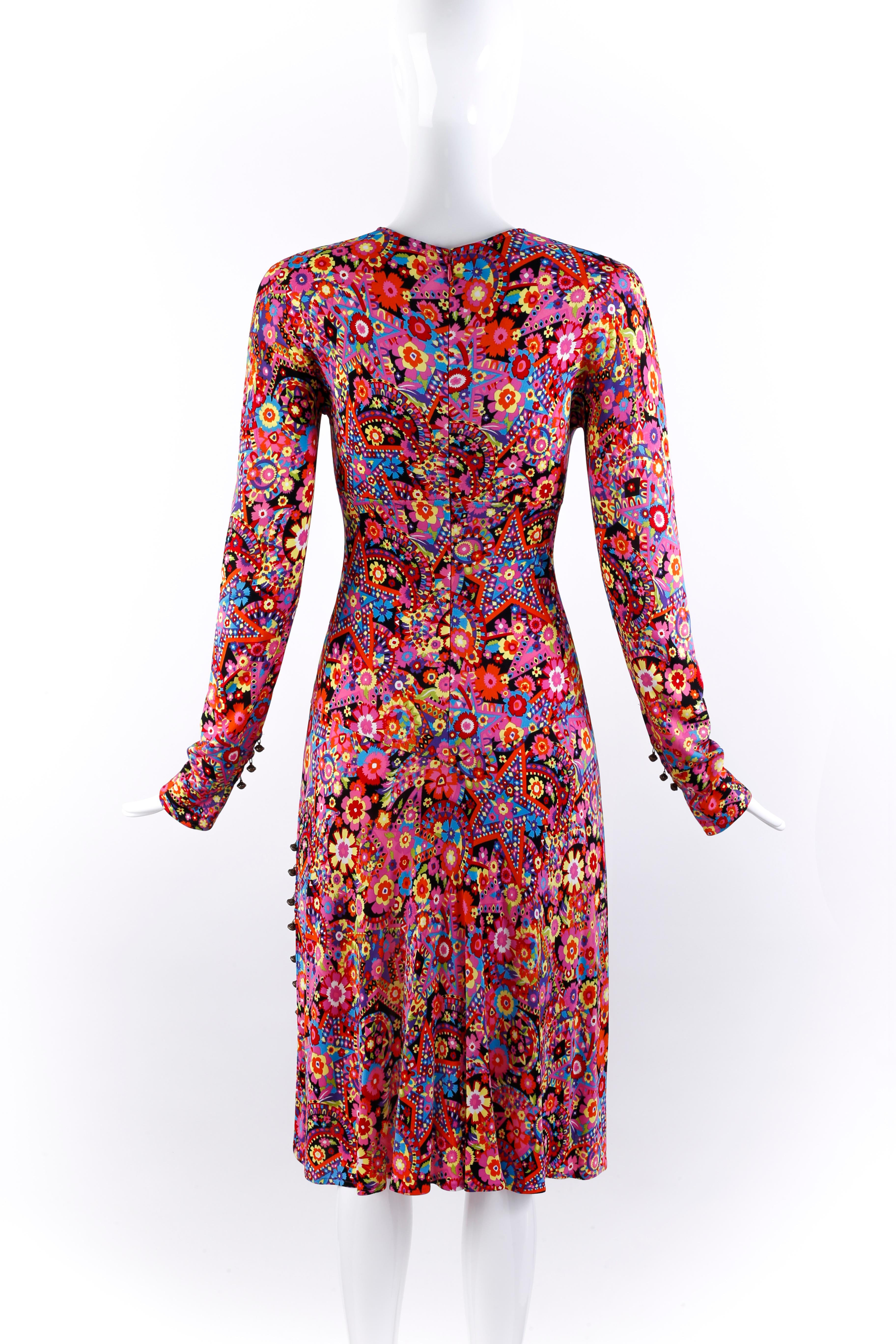 Gianni Versace F/W 2002 Star Flower Collage Print Plunge Neck Fit & Flare Dress For Sale 2