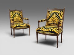 Gianni Versace Fauteuils en tissu de style Louis XVI, Noyer, France, 20e C.