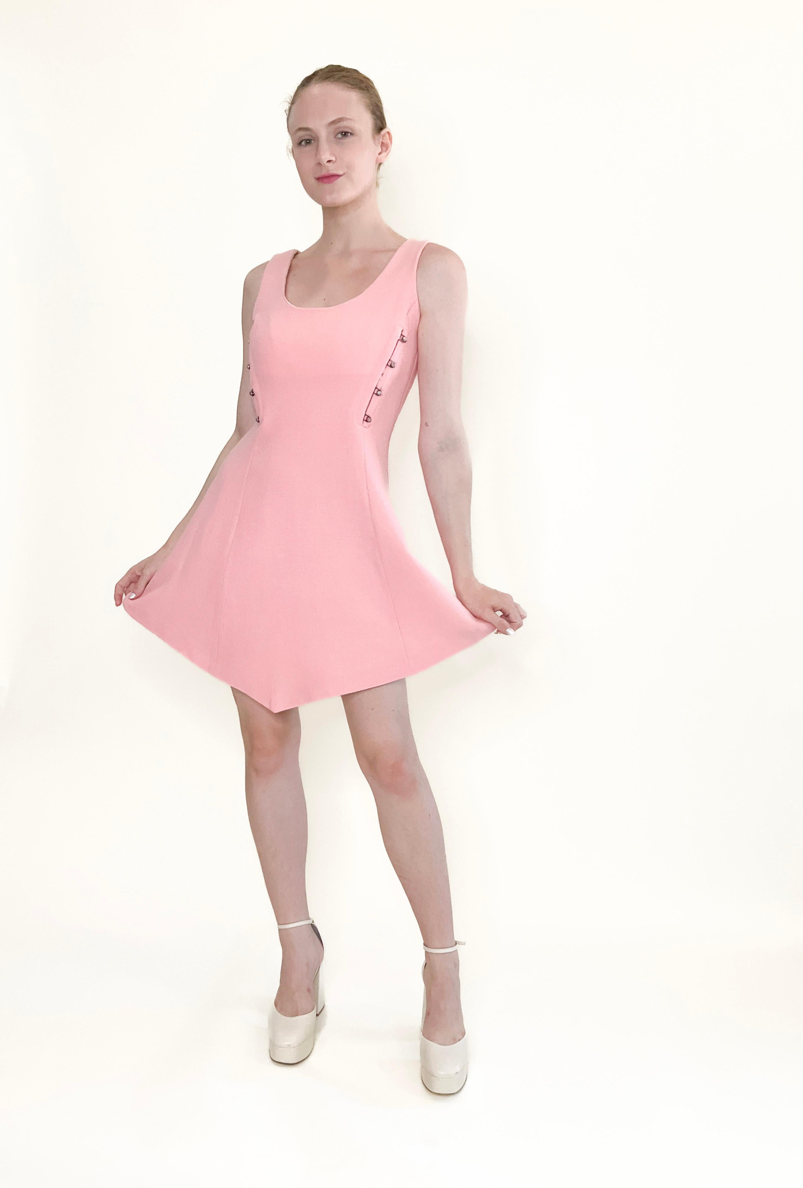 Vestido Gianni Versace Otoño 1991 Rosa Con Botones Medusa en venta 5