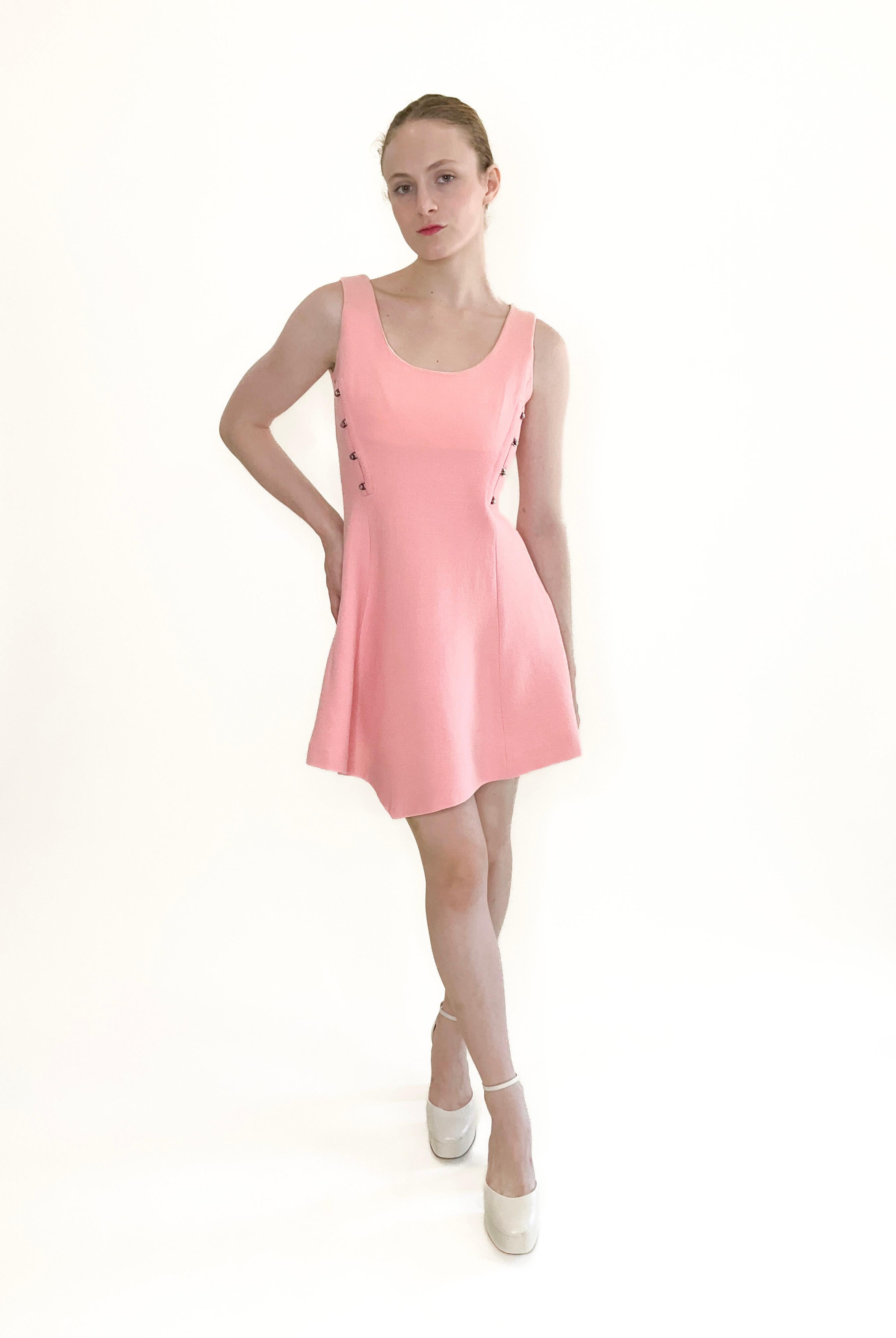 Vestido Gianni Versace Otoño 1991 Rosa Con Botones Medusa Beige en venta