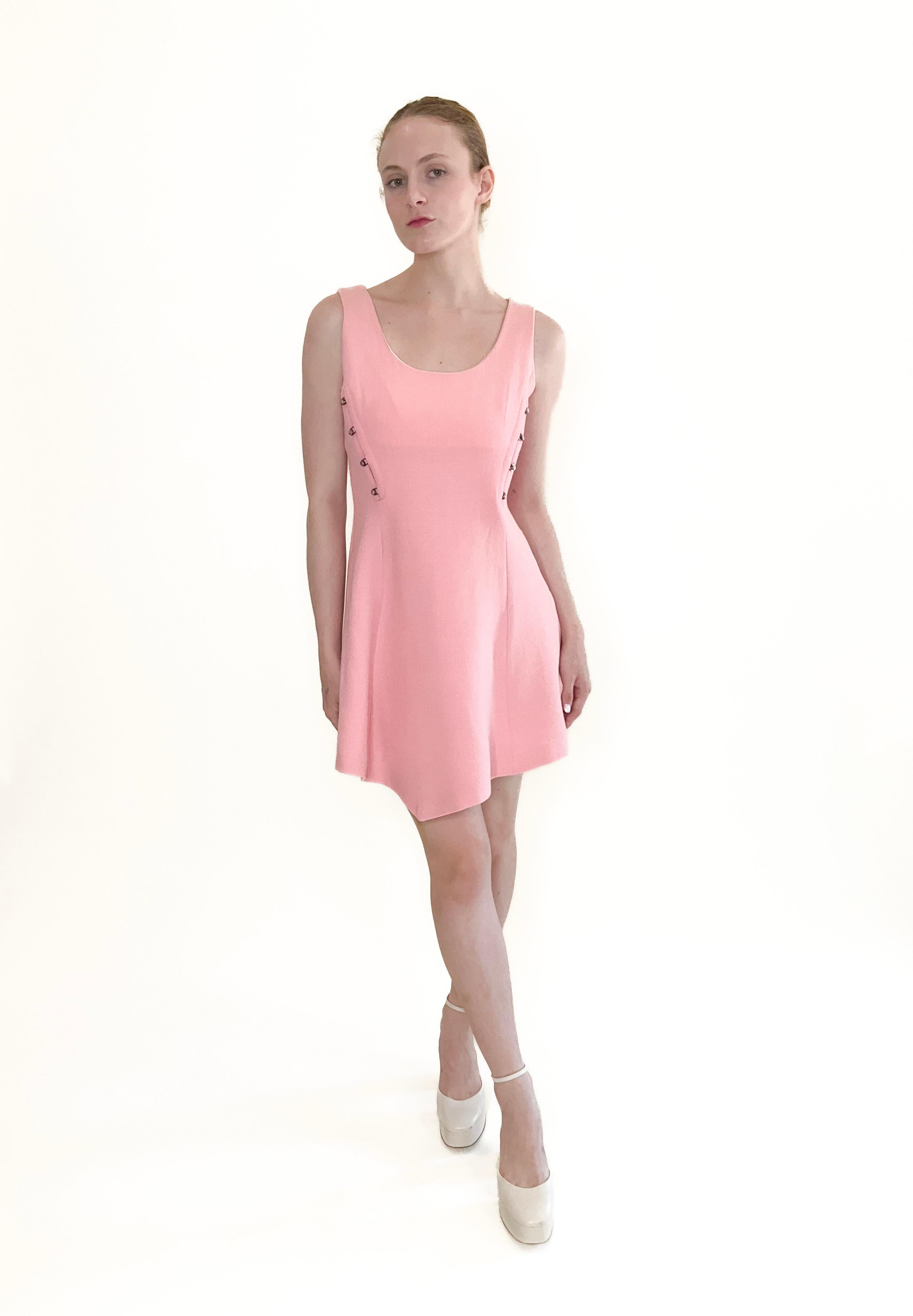 Vestido Gianni Versace Otoño 1991 Rosa Con Botones Medusa en Excelente estado para la venta en Los Angeles, CA