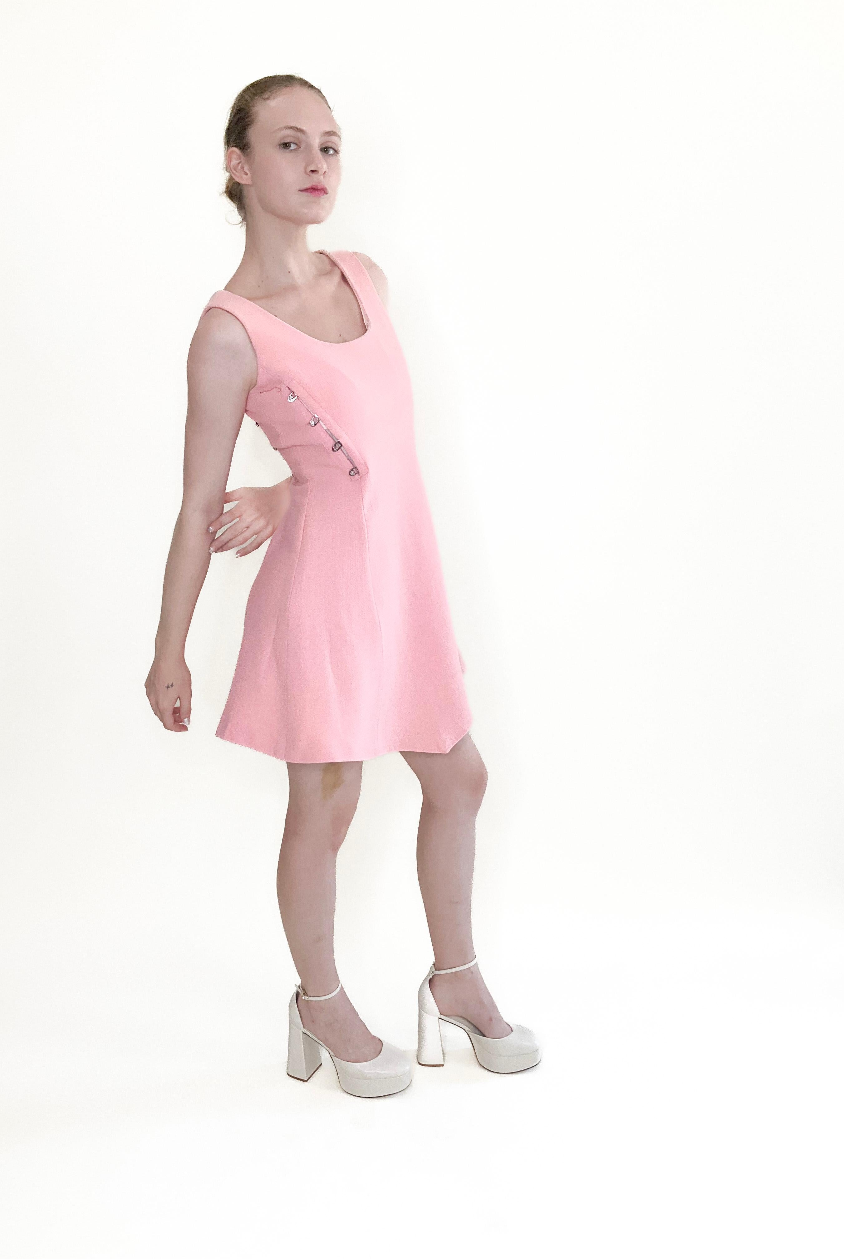 De las mujeres Vestido Gianni Versace Otoño 1991 Rosa Con Botones Medusa en venta