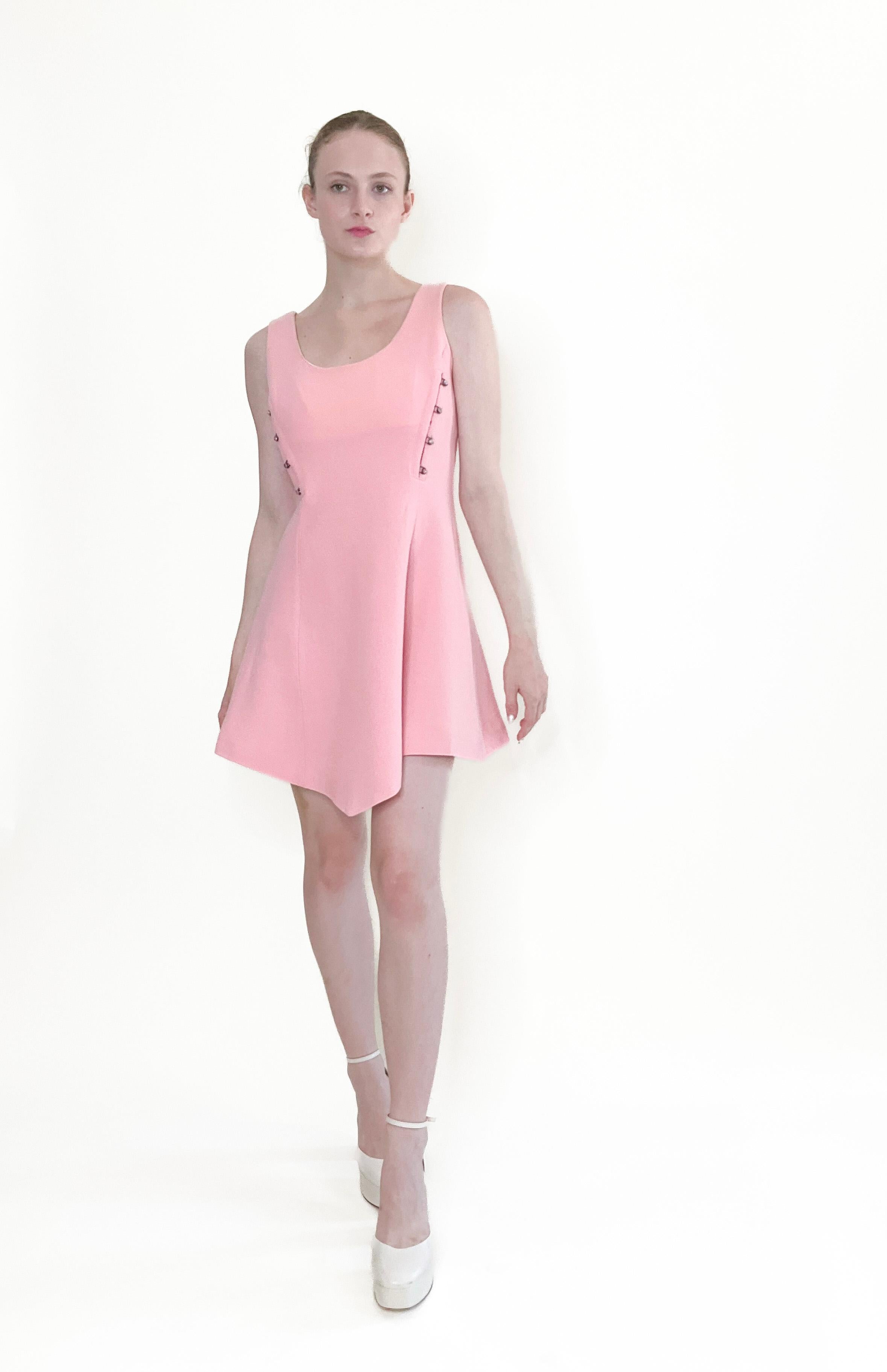 Vestido Gianni Versace Otoño 1991 Rosa Con Botones Medusa en venta 1