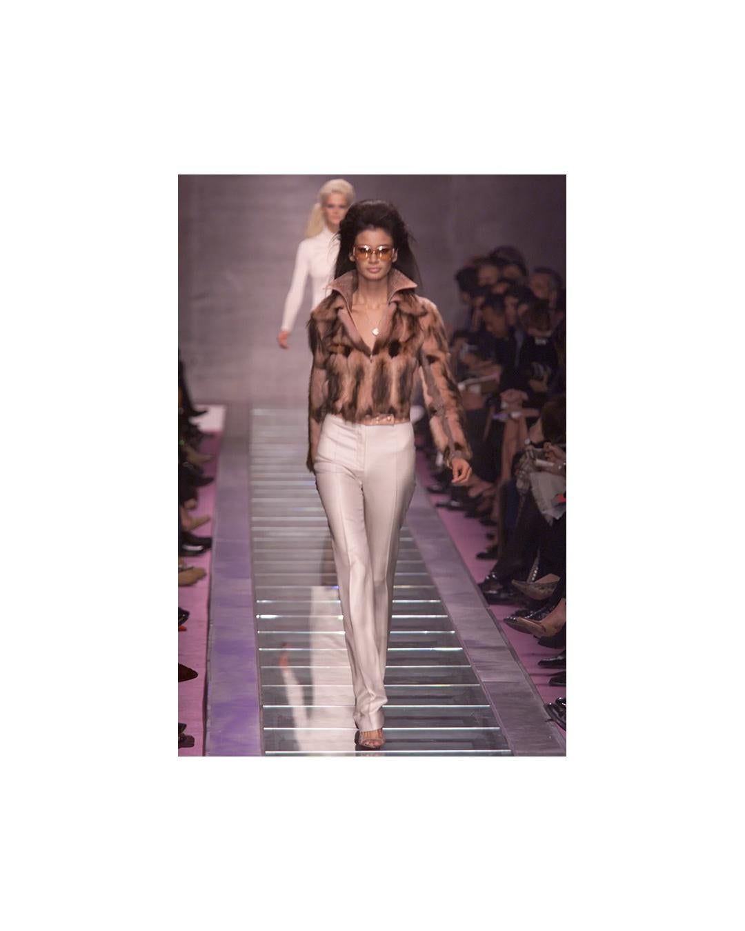Gianni Versace, automne 2000, manteau en cuir embossé de fourrure de renard marron rose et de python en vente 8