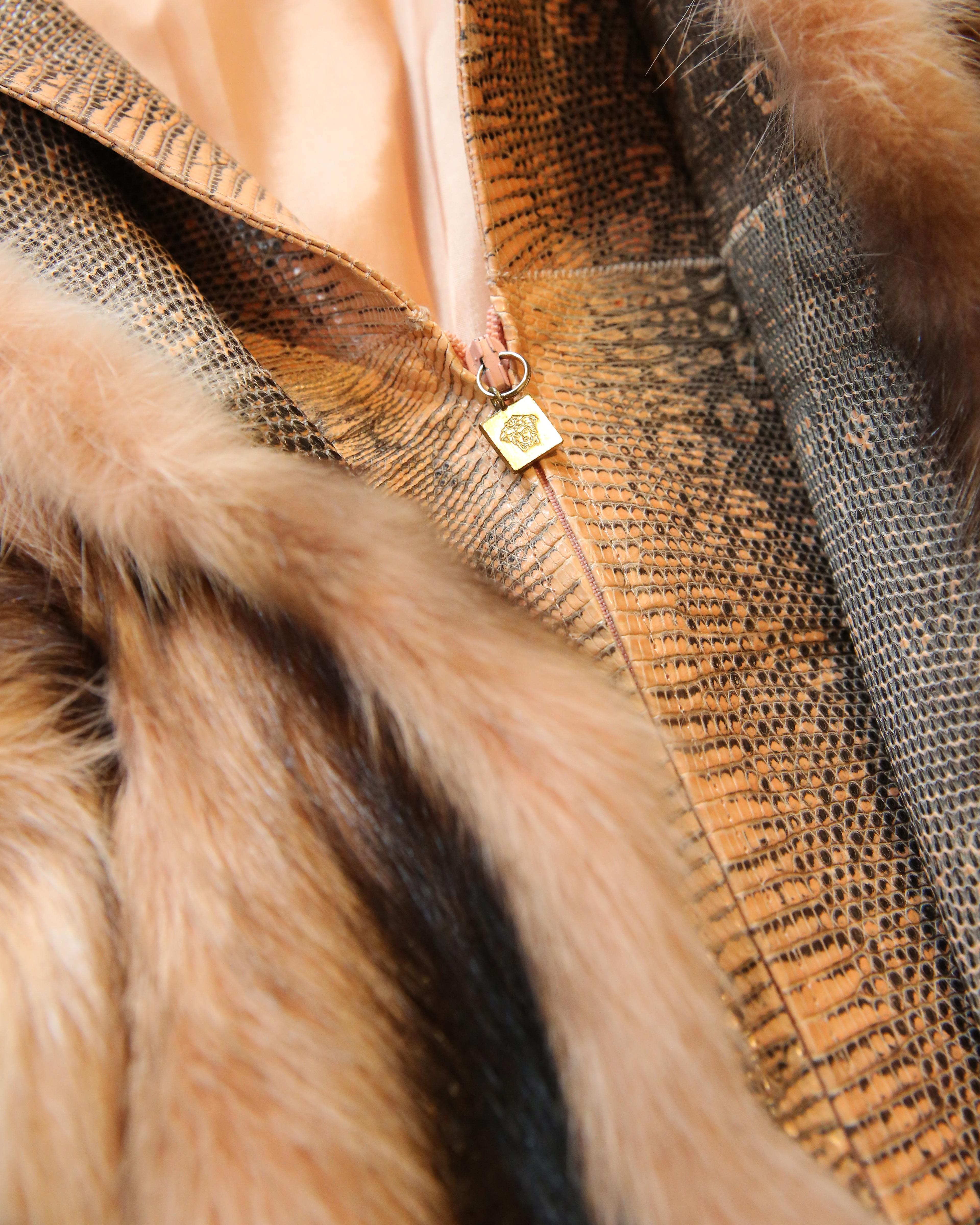 Gianni Versace, automne 2000, manteau en cuir embossé de fourrure de renard marron rose et de python en vente 12