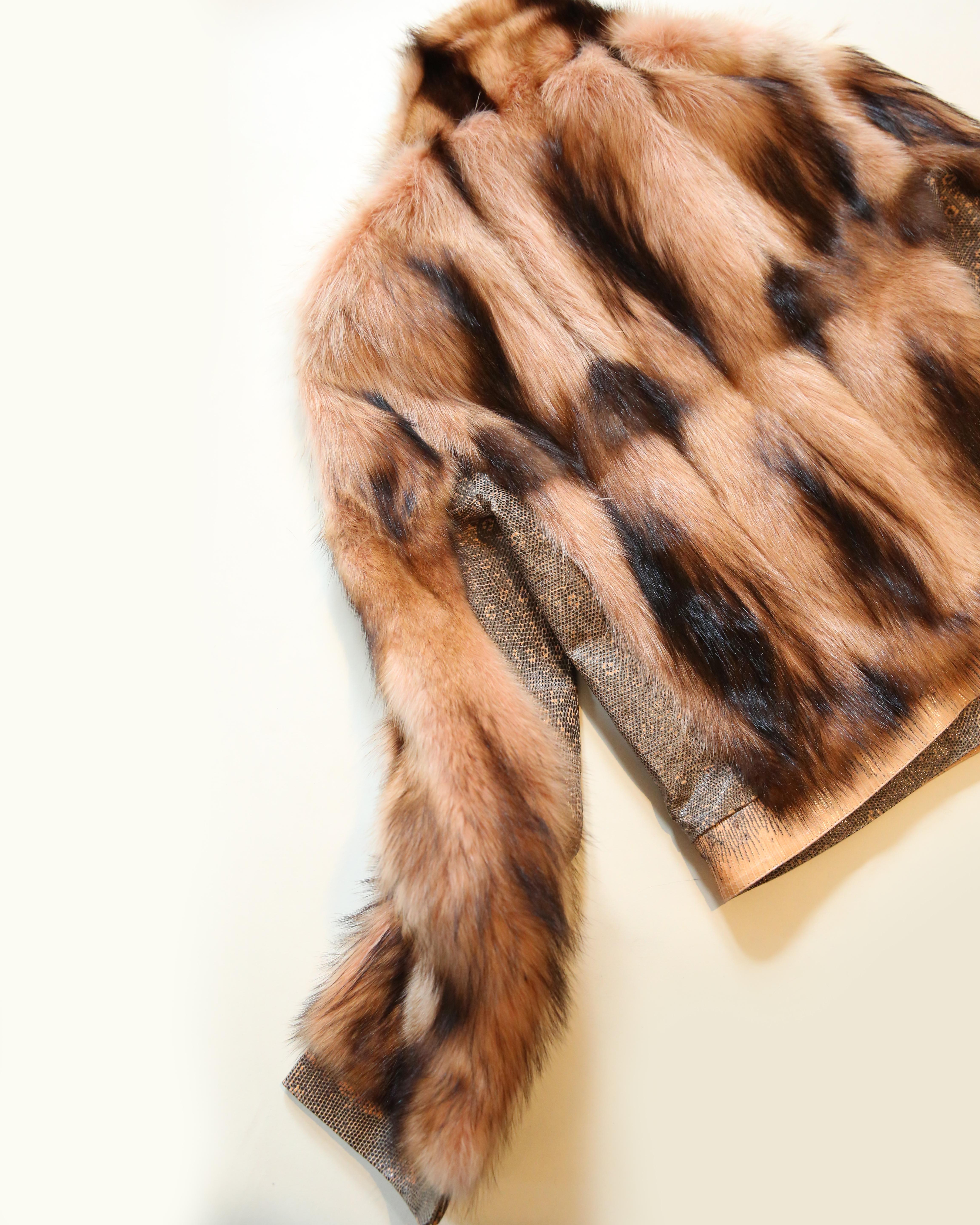 Gianni Versace, automne 2000, manteau en cuir embossé de fourrure de renard marron rose et de python en vente 14