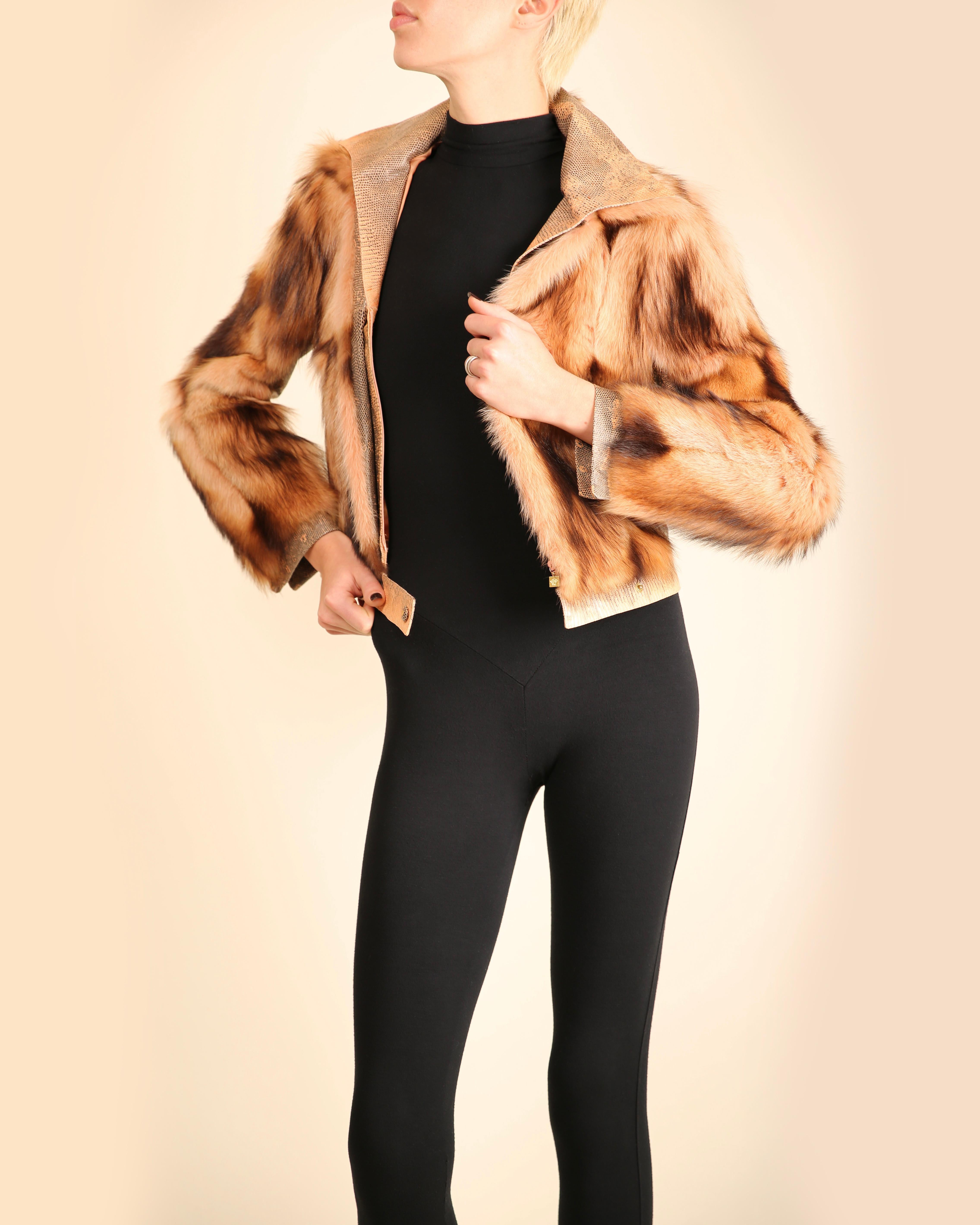 Gianni Versace Autunno 2000 giacca in pelle rosa marrone con pelliccia di volpe e pitone in rilievo in vendita 2