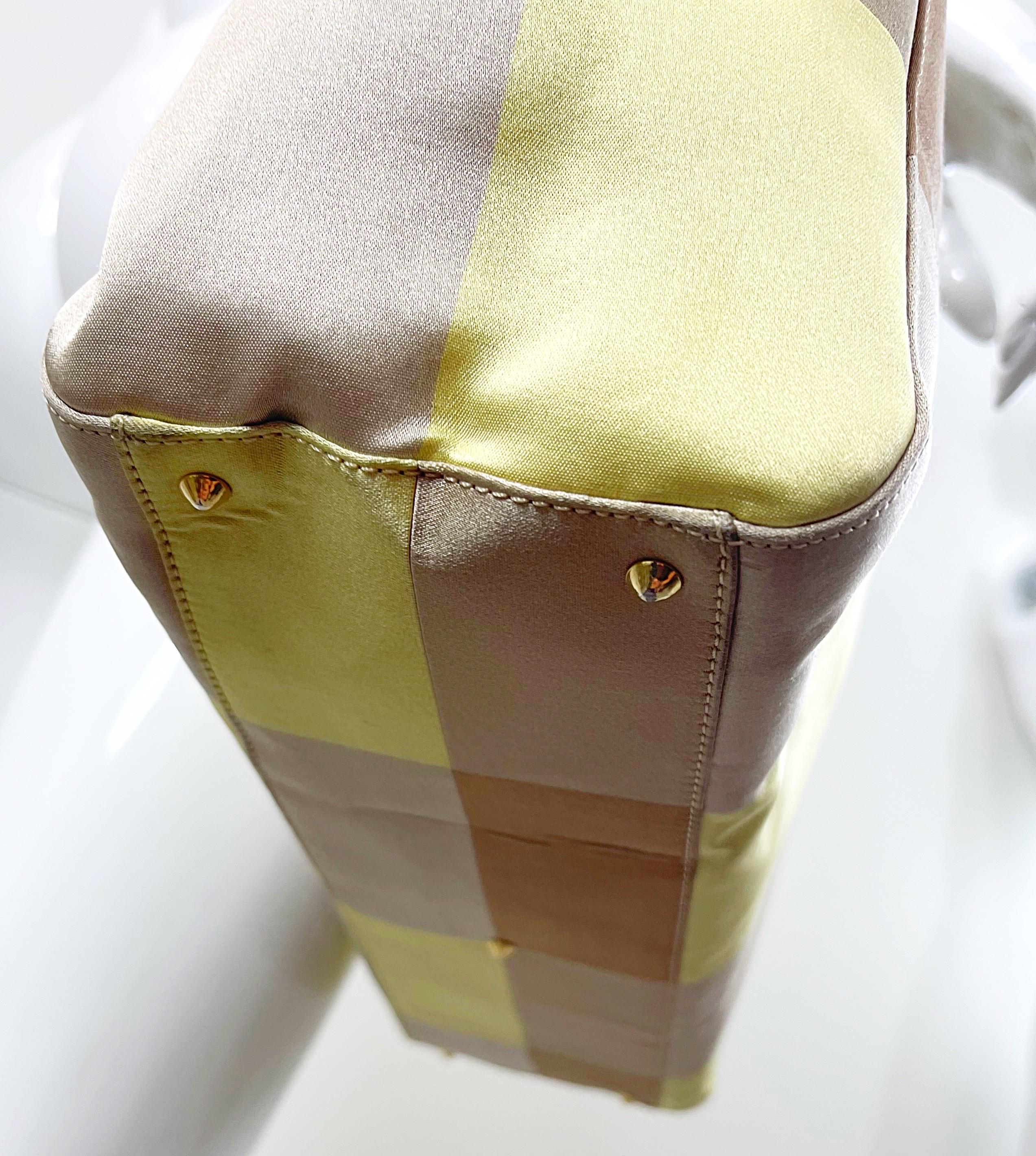 Gianni Versace - Sac à main à chaîne en soie jaune et beige avec motif chair, défilé automne 2000 Pour femmes en vente