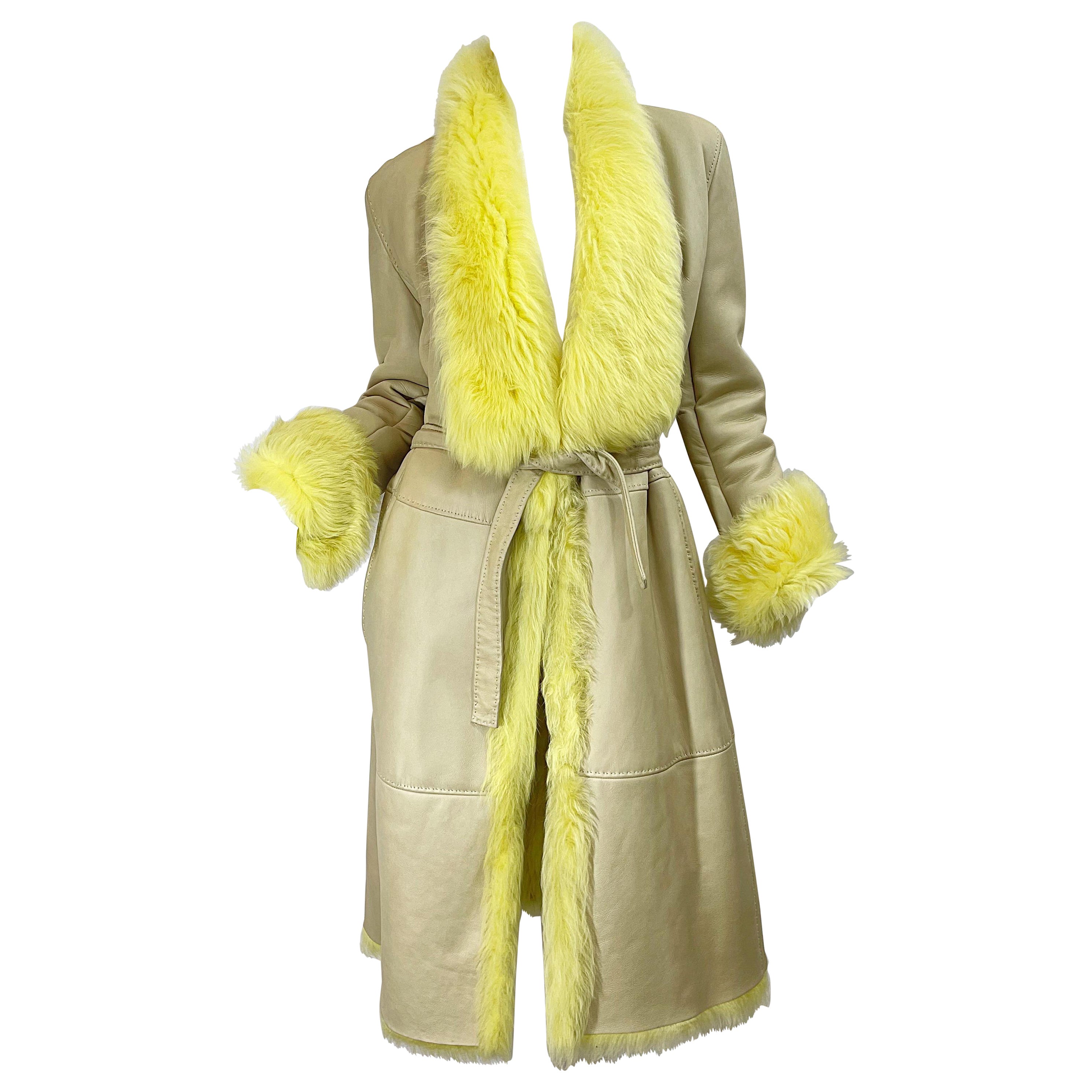 Gianni Versace, manteau vintage en cuir brun clair et fourrure de mouton jaune, automne 2000