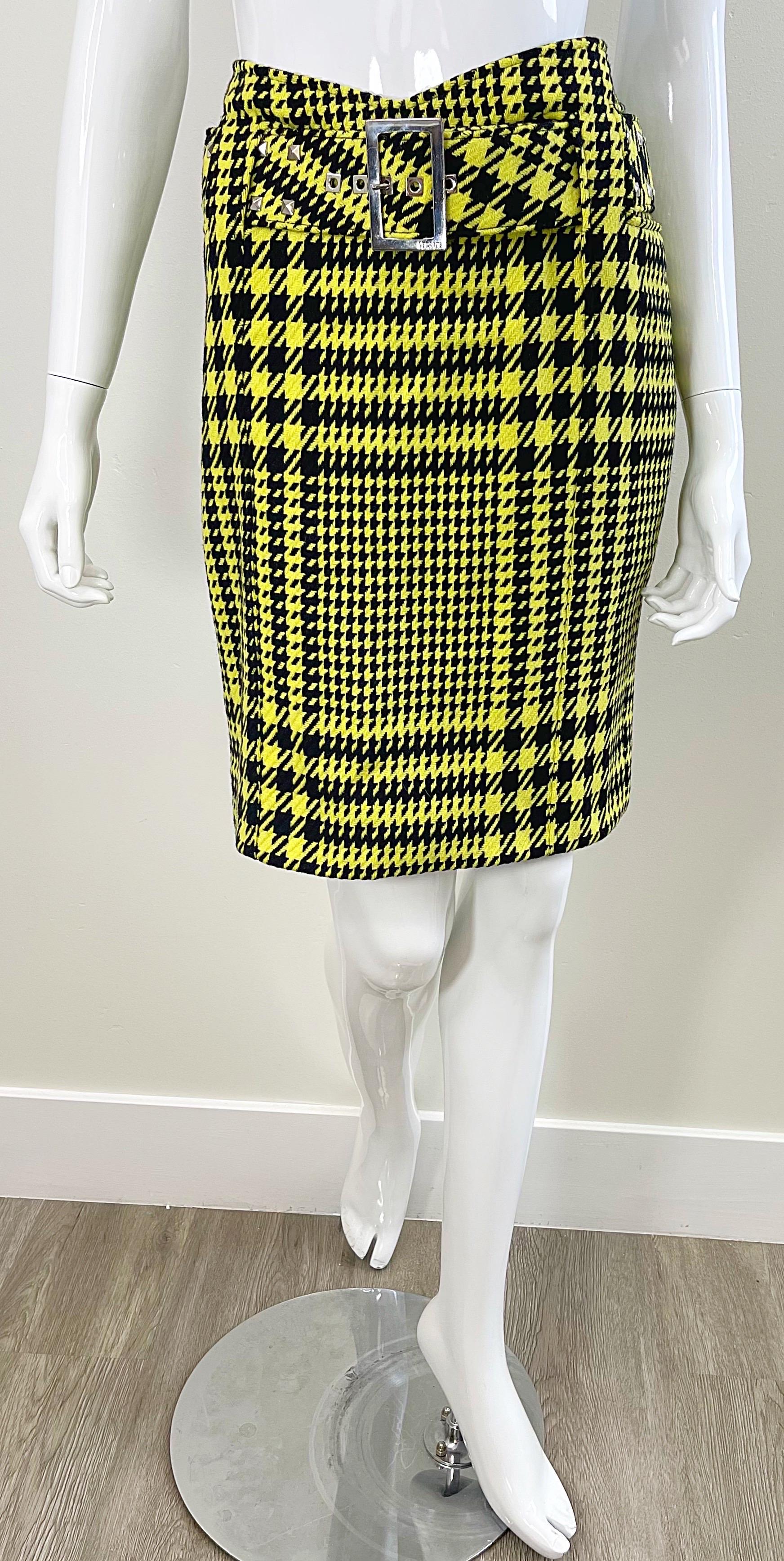 Gianni Versace Fall 2004 Runway Size 8 Yellow Black Houndstooth Belted Skirt For Sale 10