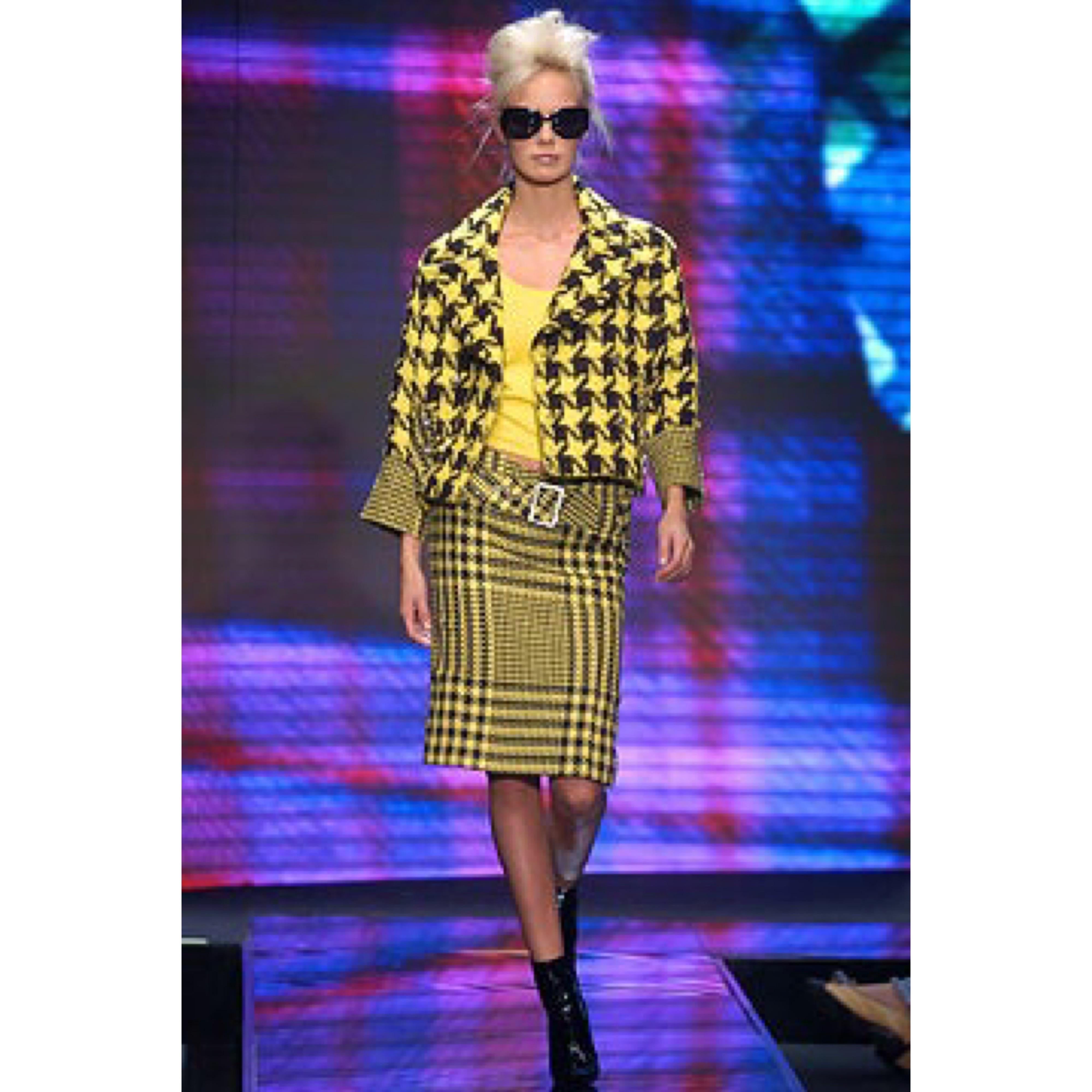 Chic GIANNI VERSACE Fall / Winter 2004 Runway yellow and black houndstooth lightweight wool belted skirt ! Sits low on the waist, with dips at front and back center. Hidden zipper up the back with hook-and-eye closure. Detachable matching belt