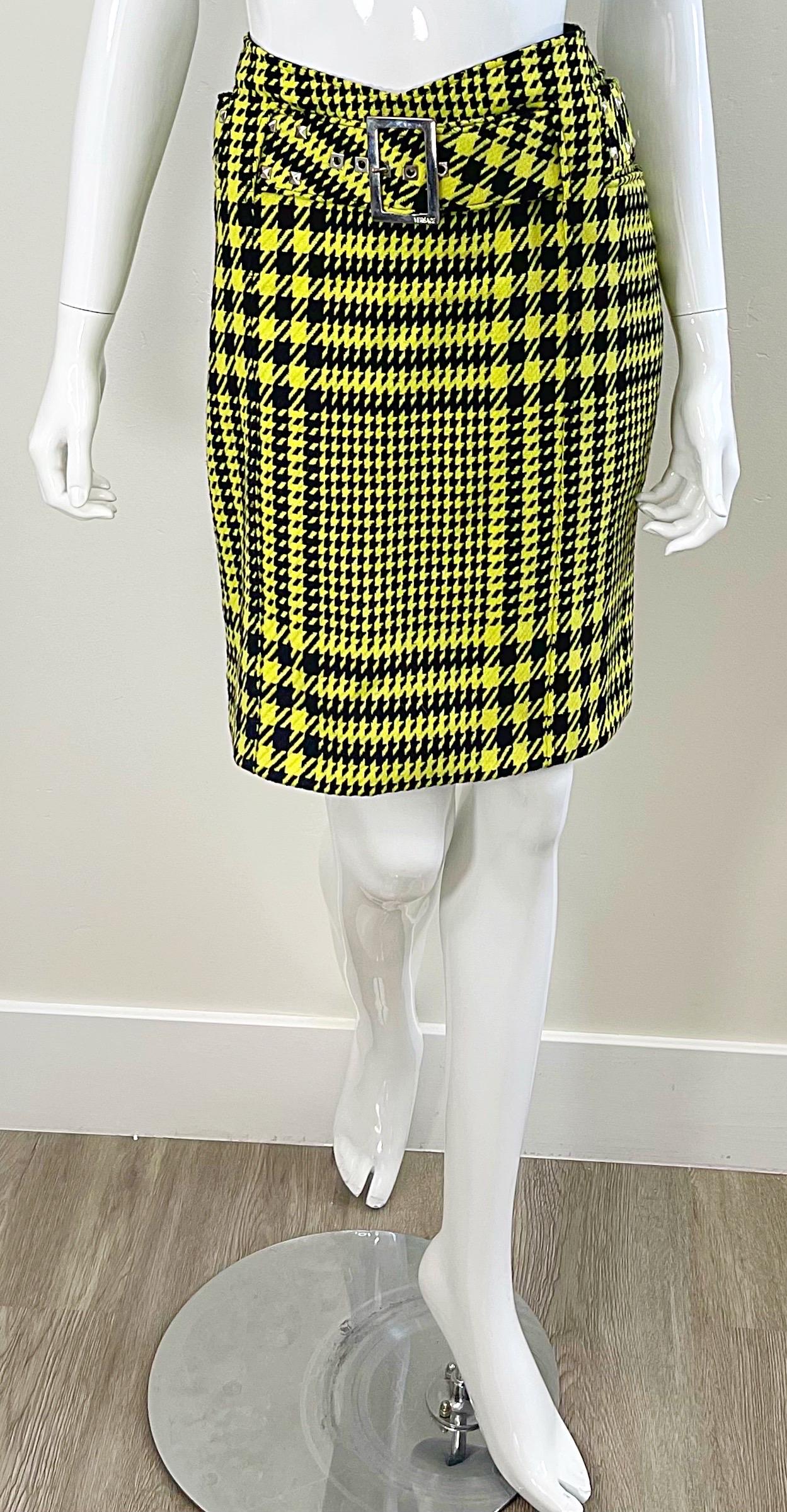 Gianni Versace Fall 2004 Runway Size 8 Yellow Black Houndstooth Belted Skirt In Excellent Condition For Sale In San Diego, CA