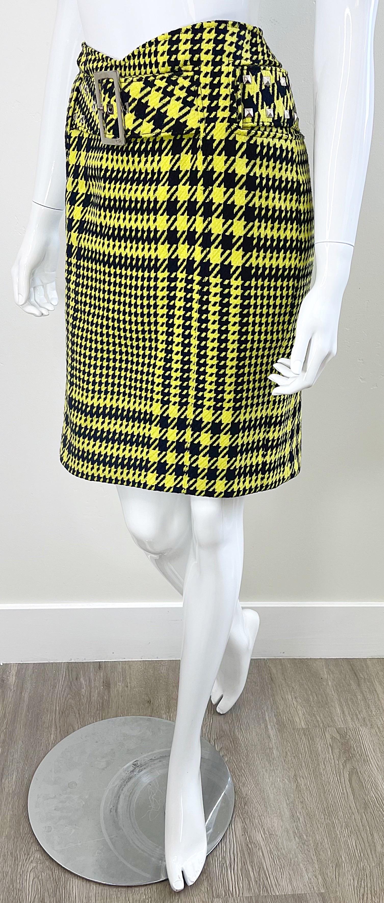 Gianni Versace Fall 2004 Runway Size 8 Yellow Black Houndstooth Belted Skirt For Sale 2