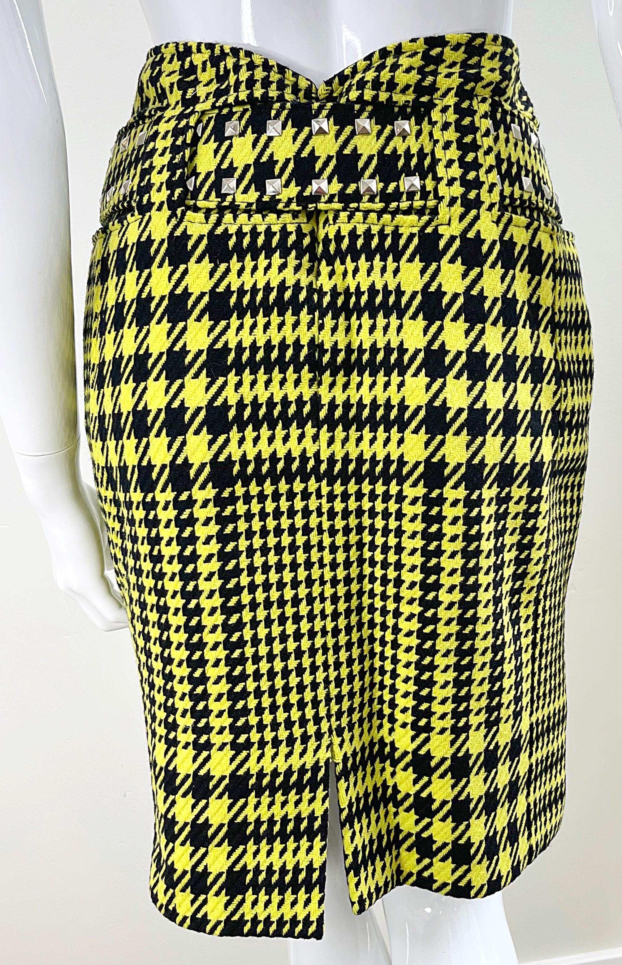 Gianni Versace Fall 2004 Runway Size 8 Yellow Black Houndstooth Belted Skirt For Sale 3