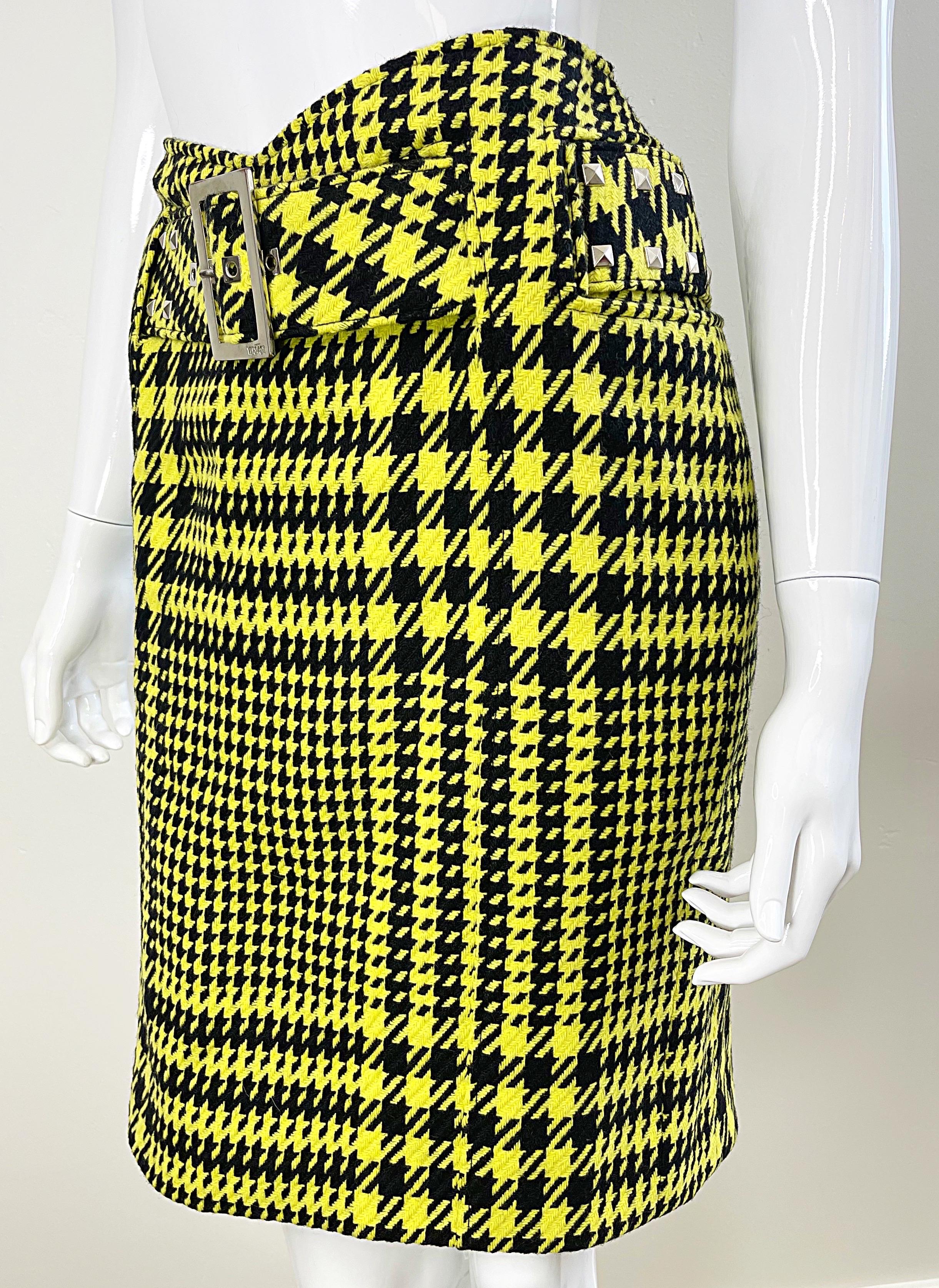 Gianni Versace Fall 2004 Runway Size 8 Yellow Black Houndstooth Belted Skirt For Sale 5