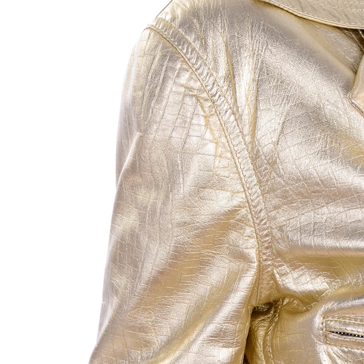 Gianni Versace - Veste de moto courte en or gaufré vintage, issue d'un défilé, automne-hiver 1994  en vente 10