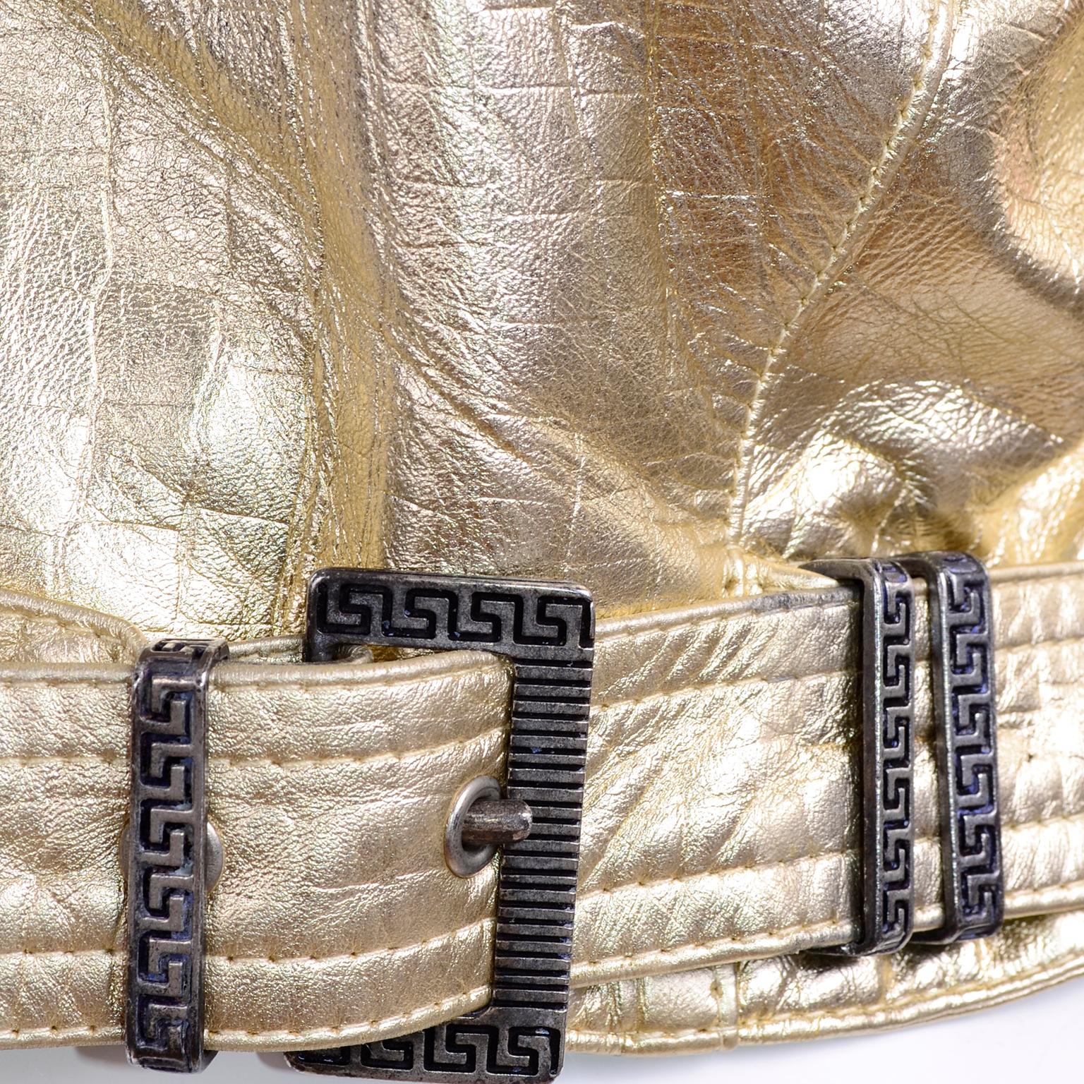 Gianni Versace - Veste de moto courte en or gaufré vintage, issue d'un défilé, automne-hiver 1994  en vente 12