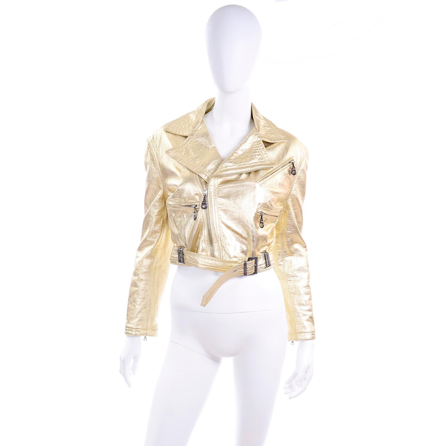 Or Gianni Versace - Veste de moto courte en or gaufré vintage, issue d'un défilé, automne-hiver 1994  en vente