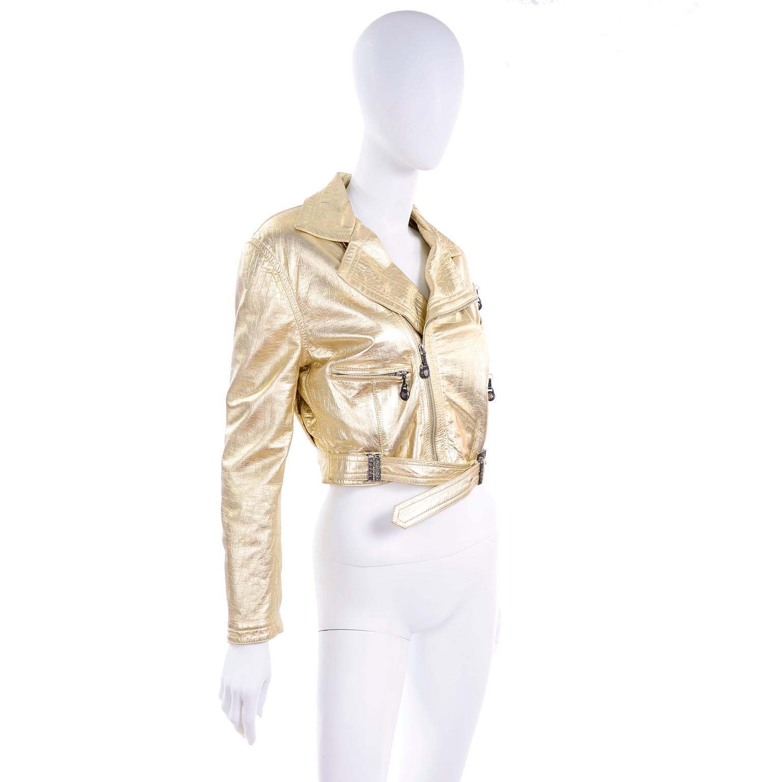 Gianni Versace FW 1994 95 Laufsteg Vintage Geprägte Gold Cropped Moto Jacke  Damen im Angebot