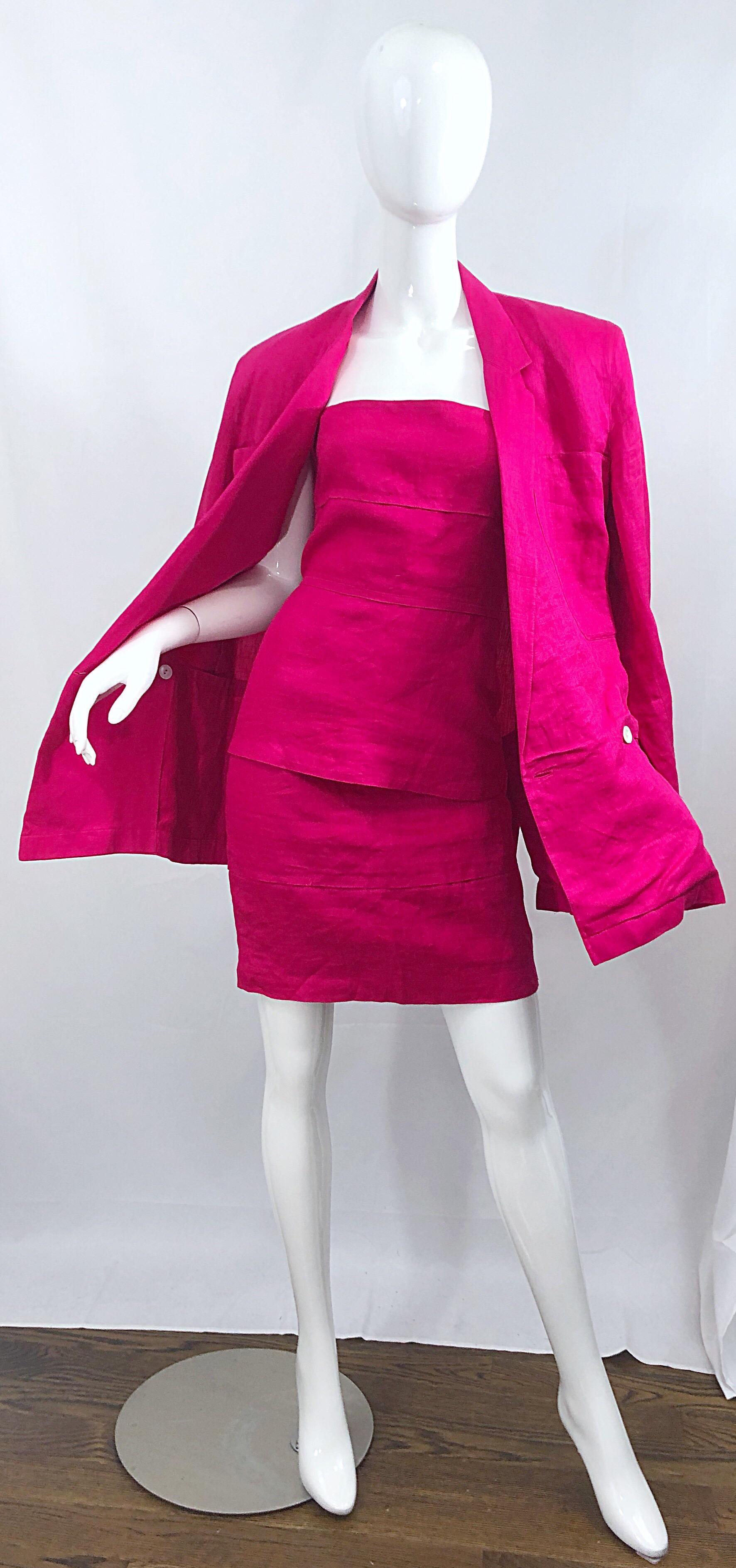 Schockierendes, pinkfarbenes, trägerloses Leinenkleid aus den 90ern von GIANNI VERSACE für GENNY mit passender Blazerjacke! Tailliertes trägerloses Kleid mit schmeichelhaften Einsätzen. Verdeckter Reißverschluss auf der Rückseite mit Haken- und