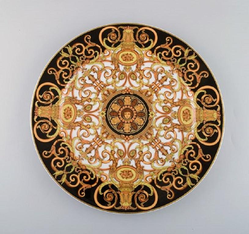 Gianni Versace for Rosenthal. Barocco dish and plate in porcelain with gold decoration, late 20th century.
In perfect condition.
Largest measures: 31 cm.
Stamped.