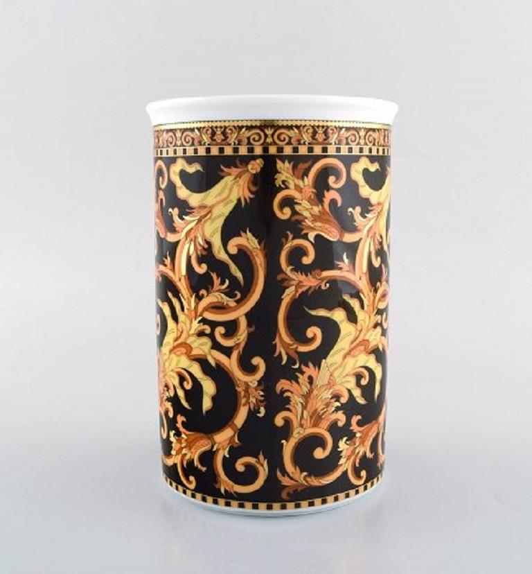 Gianni Versace for Rosenthal. Barocco vase in porcelain with gold decoration, late 20th century.
In perfect condition.
Measures: 18.5 x 12 cm
Stamped.