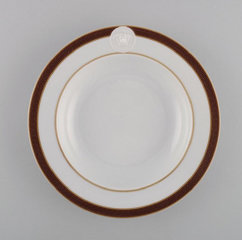 Gianni Versace for Rosenthal. Four Médaillon Méandre D'or deep plates in white porcelain with gold decoration. Late 20th century.
Measures: 22.5 x 3.5 cm.
In perfect condition.
Stamped.
Original boxes included.