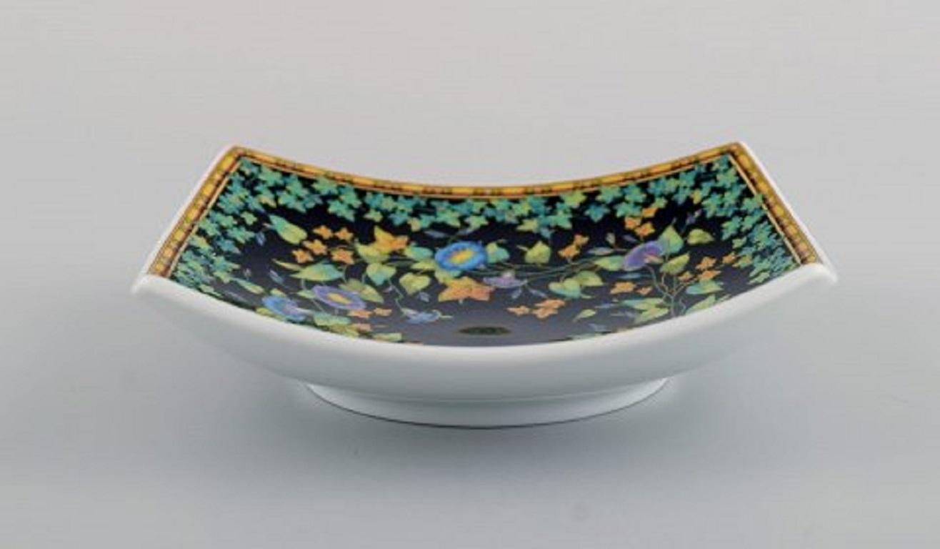 Gianni Versace for Rosenthal. Gold Ivy porcelain bowl with floral and gold decoration. Late 20th century.
In perfect condition.
Measures: 13 x 3.5 cm.
Stamped.