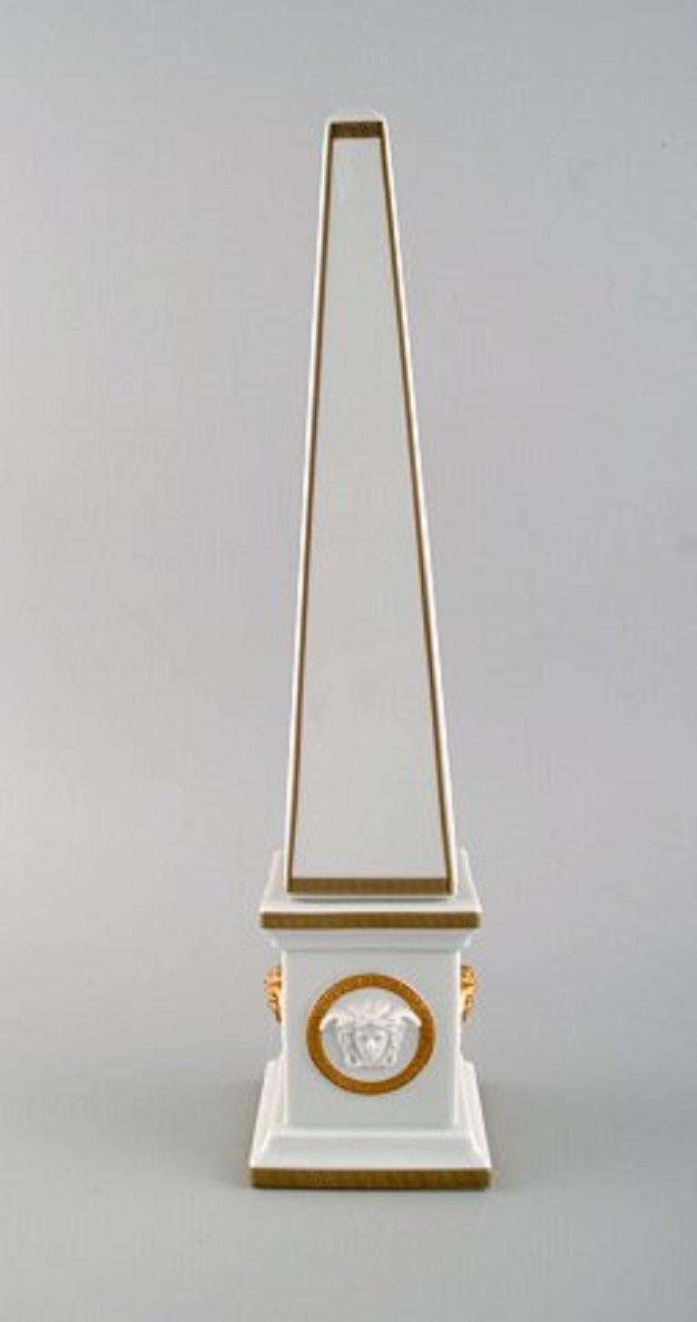 Gianni Versace for Rosenthal. Large Gorgona obelisk in white porcelain with gold decoration and ornamentation, late 20th century.
Measures: 37.5 x 8.5 cm.
In perfect condition.
Stamped.